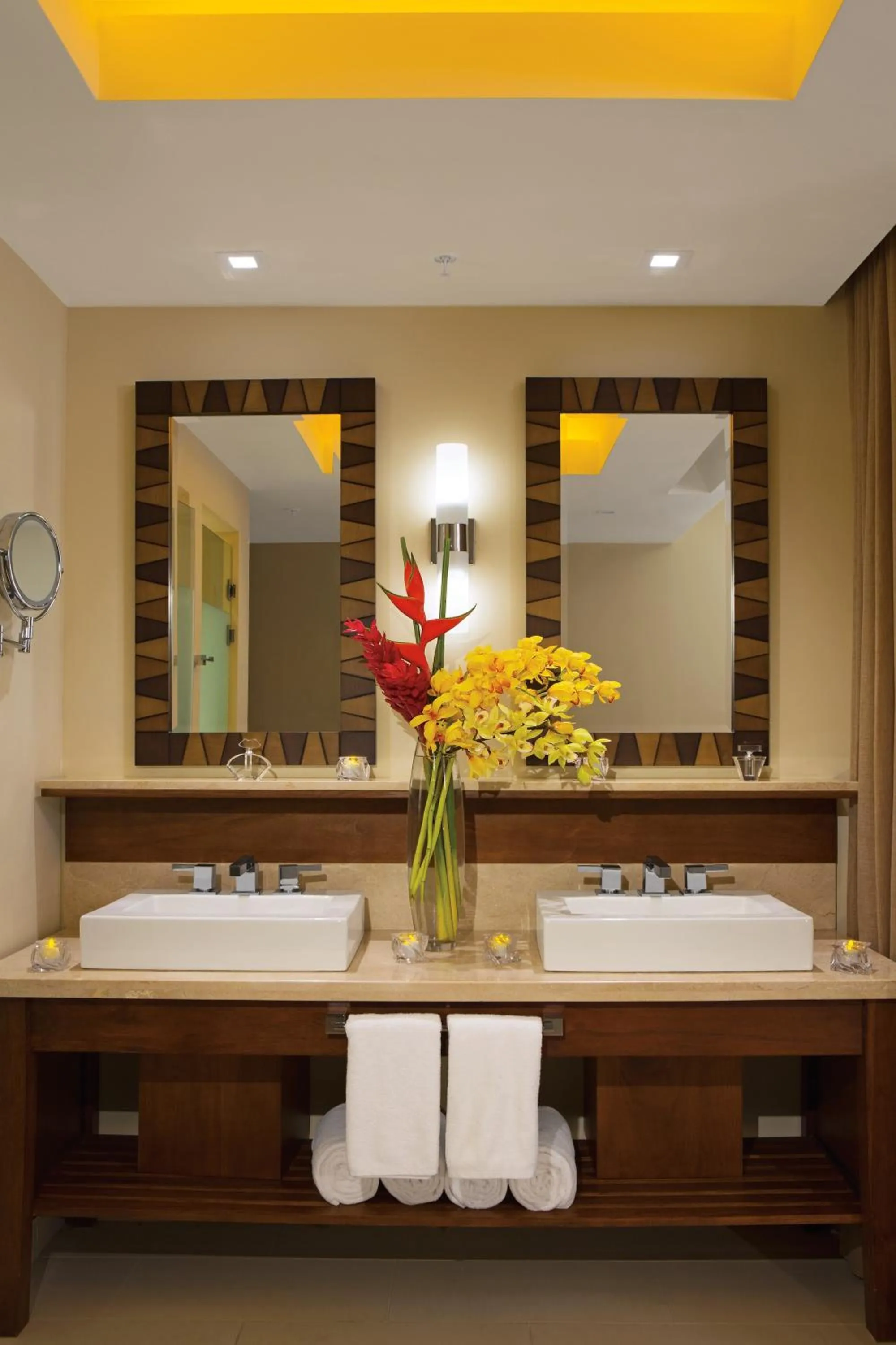 Bathroom in Dreams Las Mareas All Inclusive