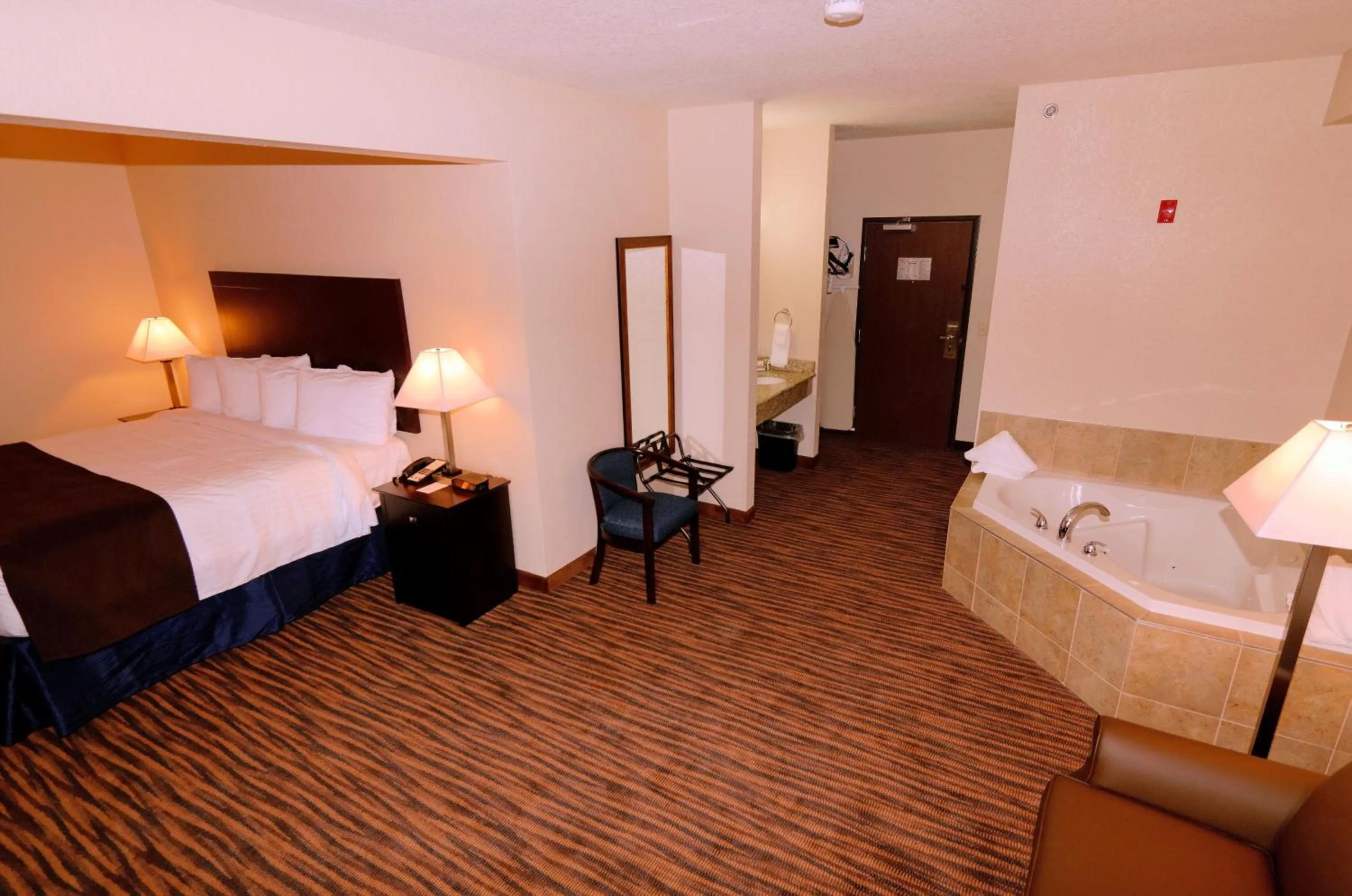 Bed in Cobblestone Inn & Suites - Denison | Oak Ridge