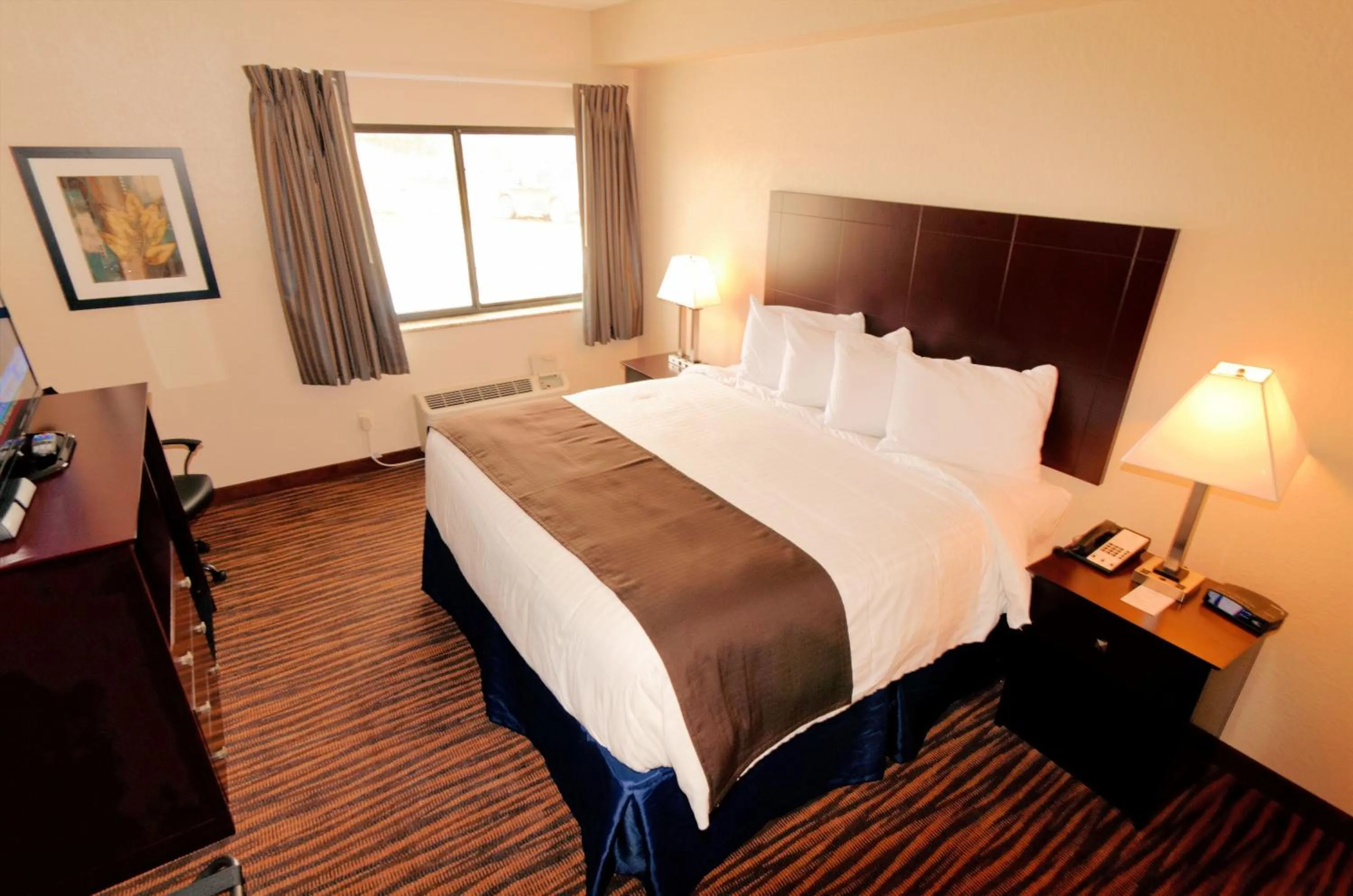 Bed in Cobblestone Inn & Suites - Denison | Oak Ridge