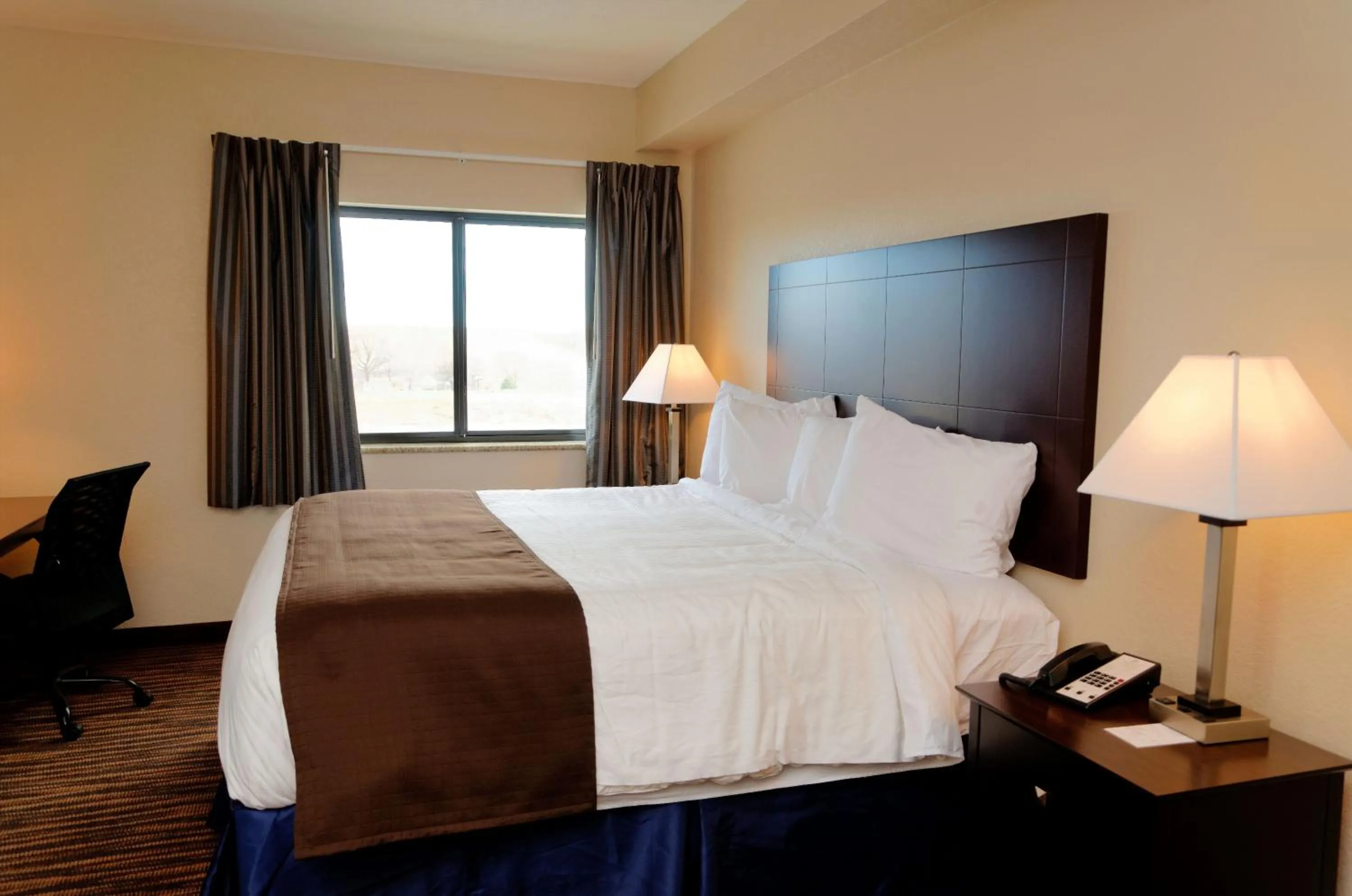 Bed in Cobblestone Inn & Suites - Denison | Oak Ridge