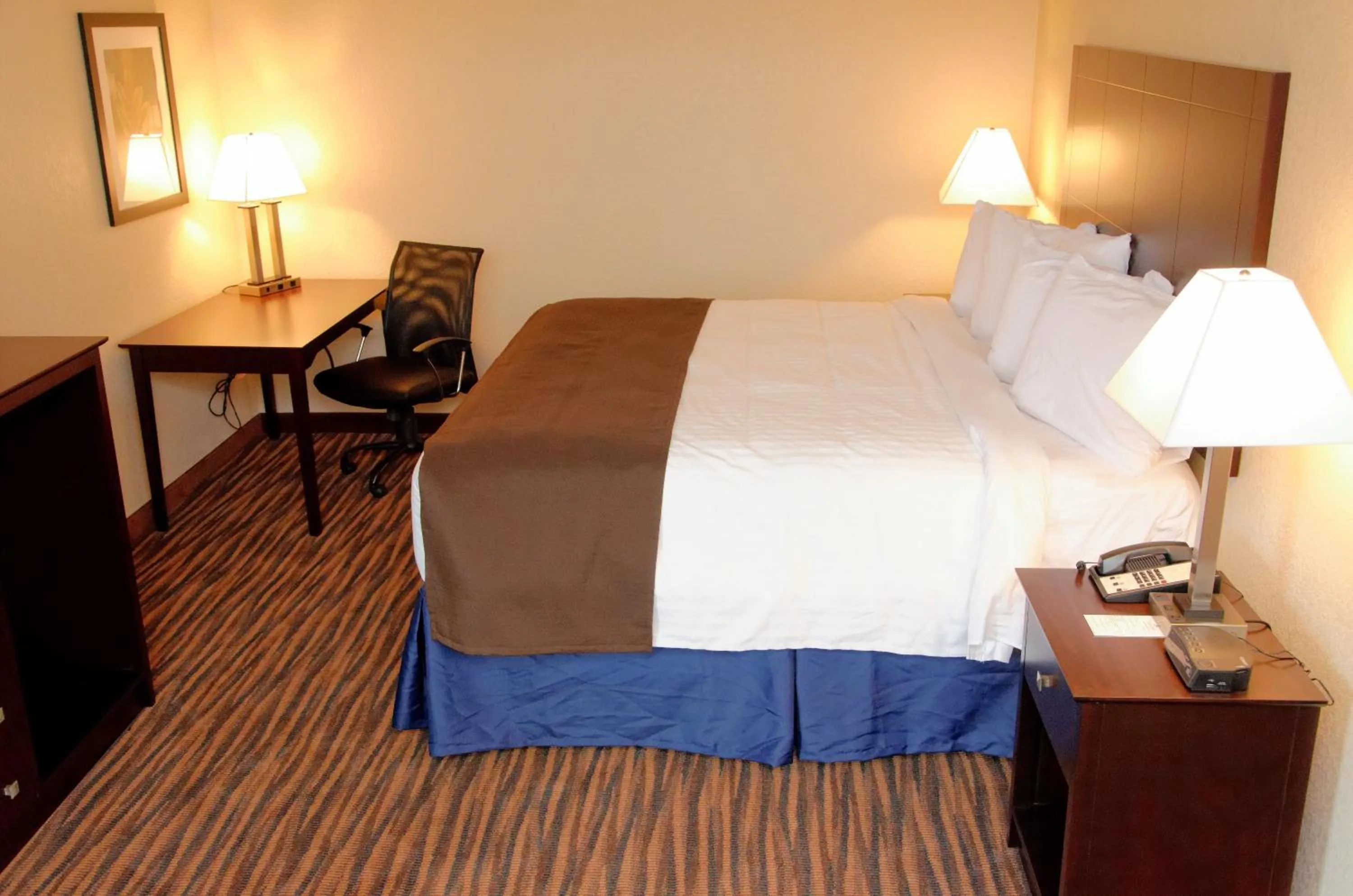 Bed in Cobblestone Inn & Suites - Denison | Oak Ridge