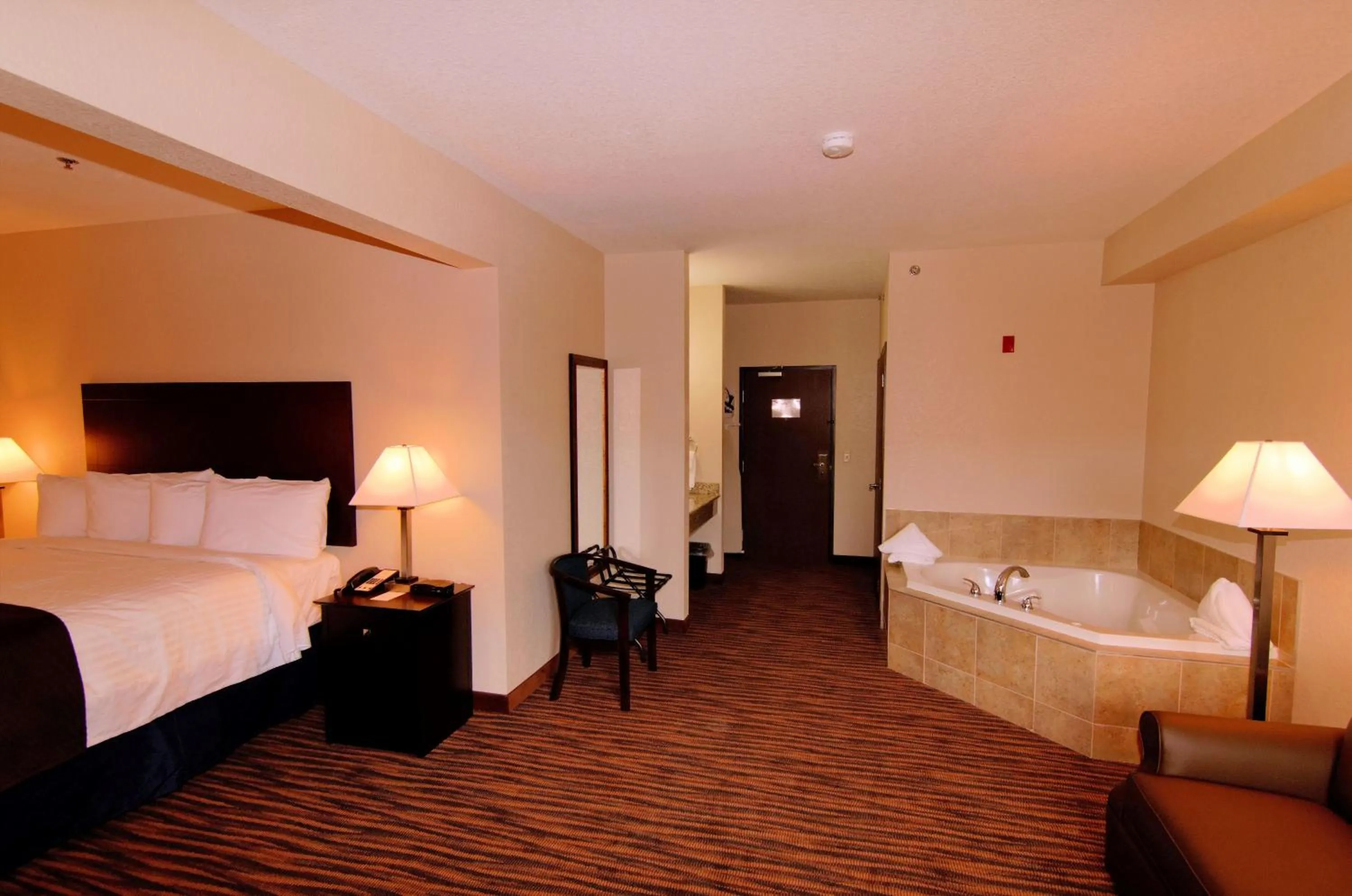 Bed in Cobblestone Inn & Suites - Denison | Oak Ridge