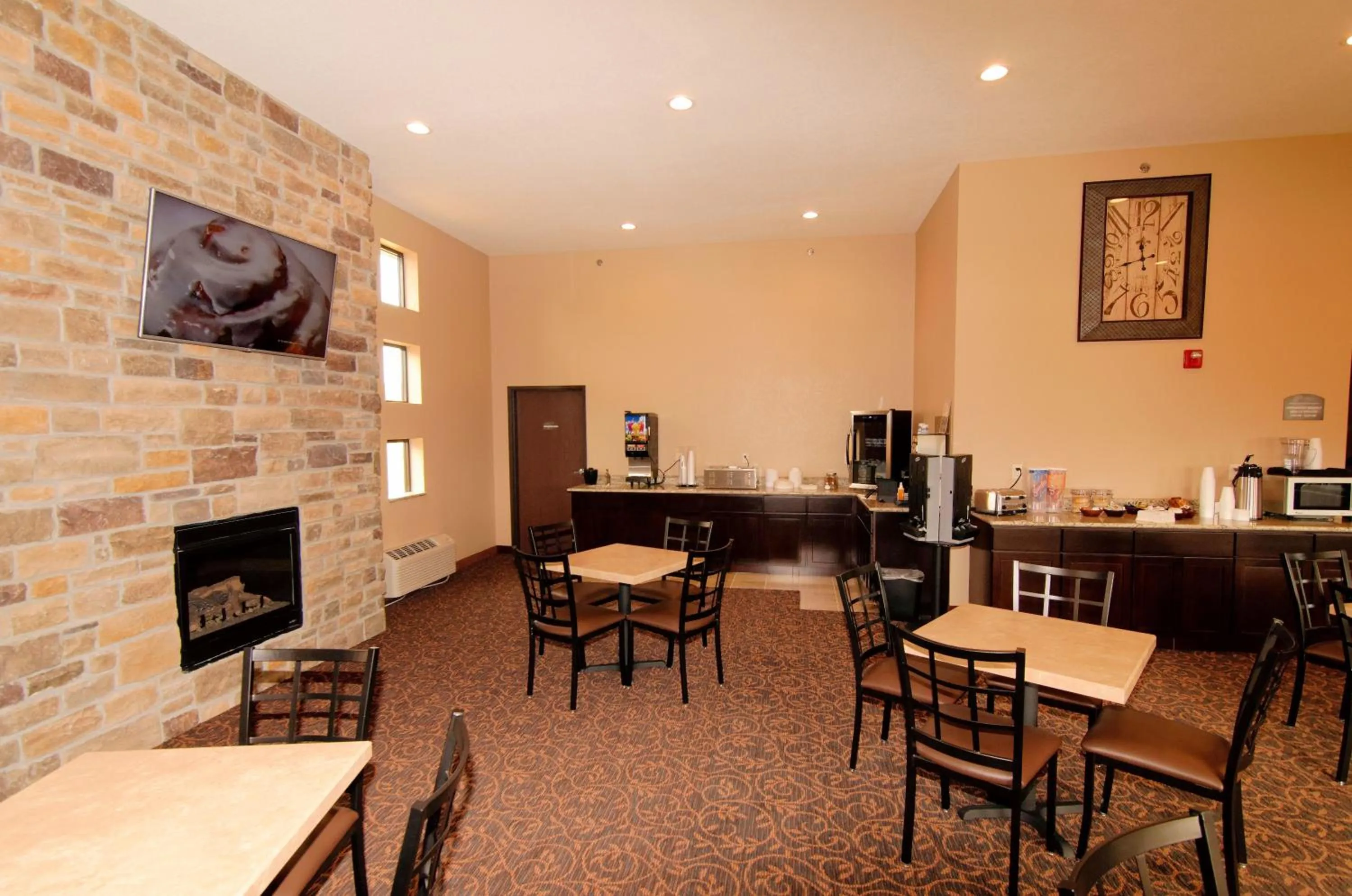 Buffet breakfast in Cobblestone Inn & Suites - Denison | Oak Ridge