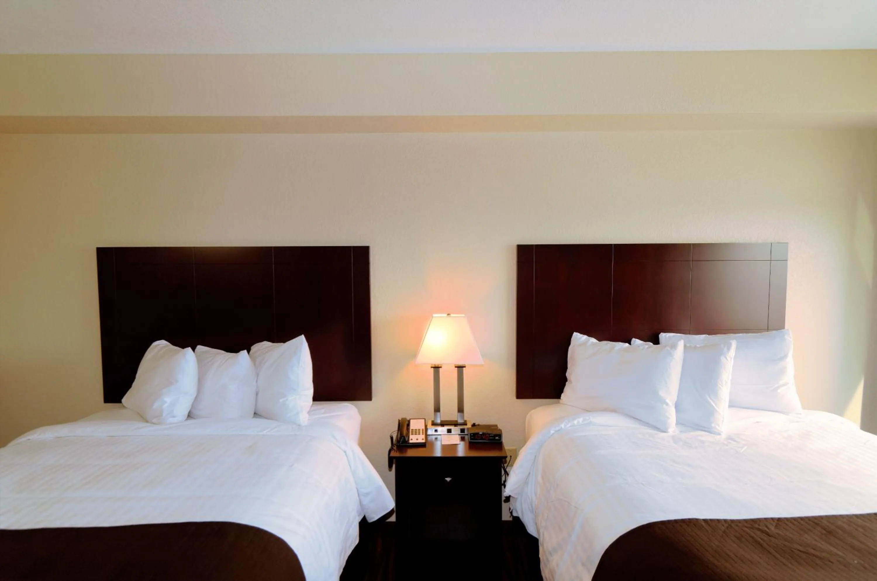 Bed in Cobblestone Inn & Suites - Denison | Oak Ridge