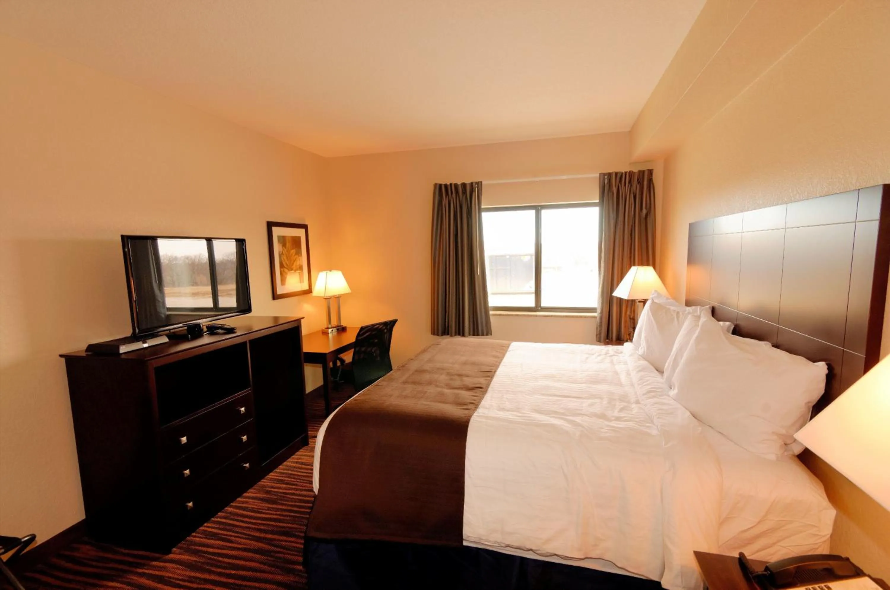 Bed in Cobblestone Inn & Suites - Denison | Oak Ridge