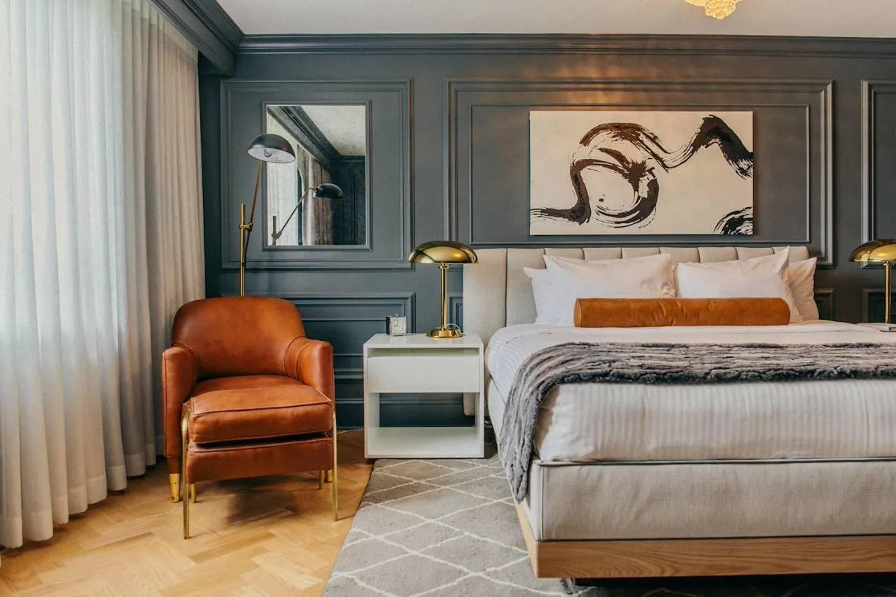 Bedroom, Bed in The Drake Oak Brook, Autograph Collection