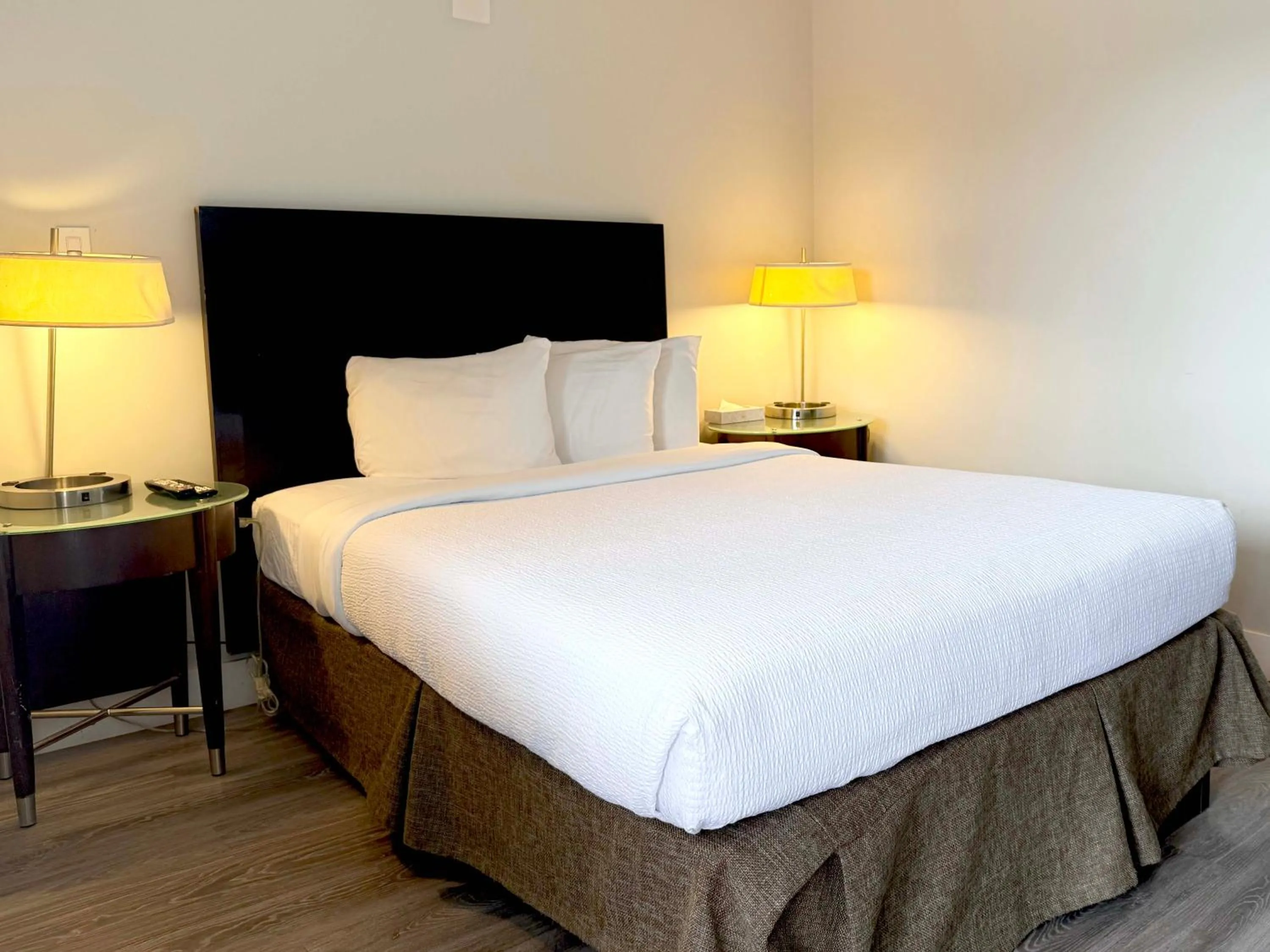 Bedroom, Bed in Departure Bay Motel