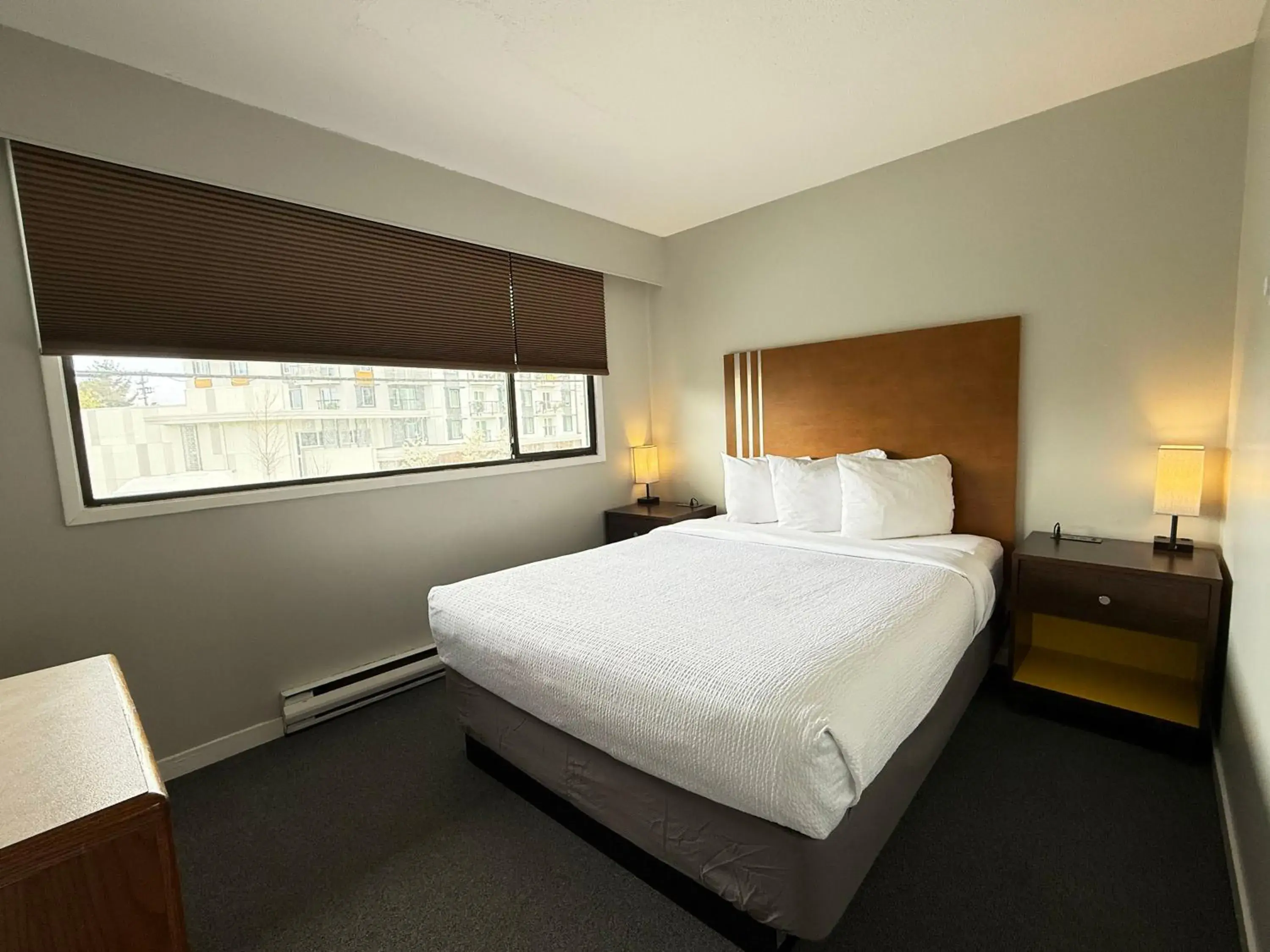 One-Bedroom Suite with Two Double Beds and Kitchenette in Departure Bay Motel One-Bedroom Suite with Two Double Beds and Kitchenette in Departure Bay Motel