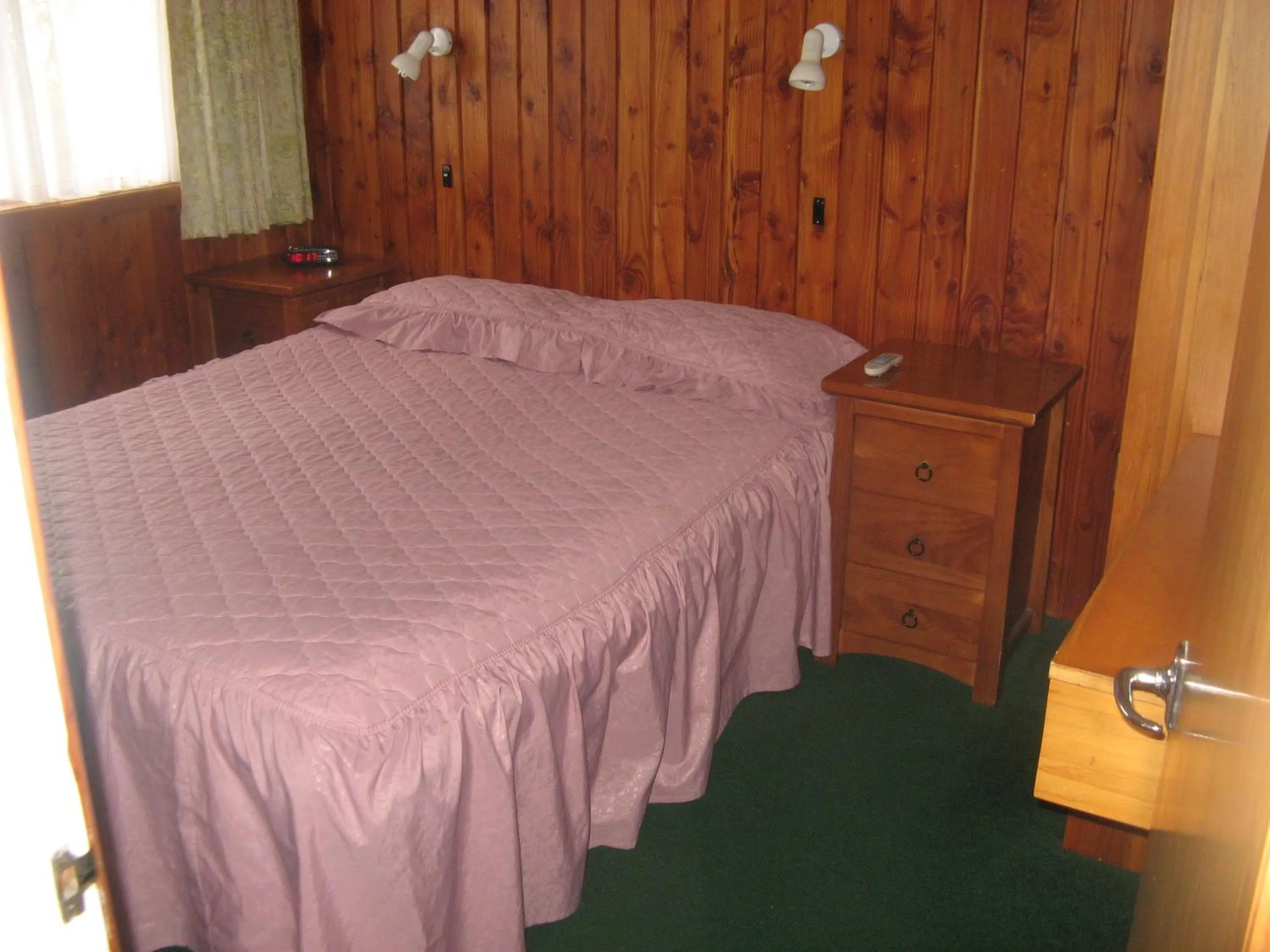 Bed in Tongariro River Motel