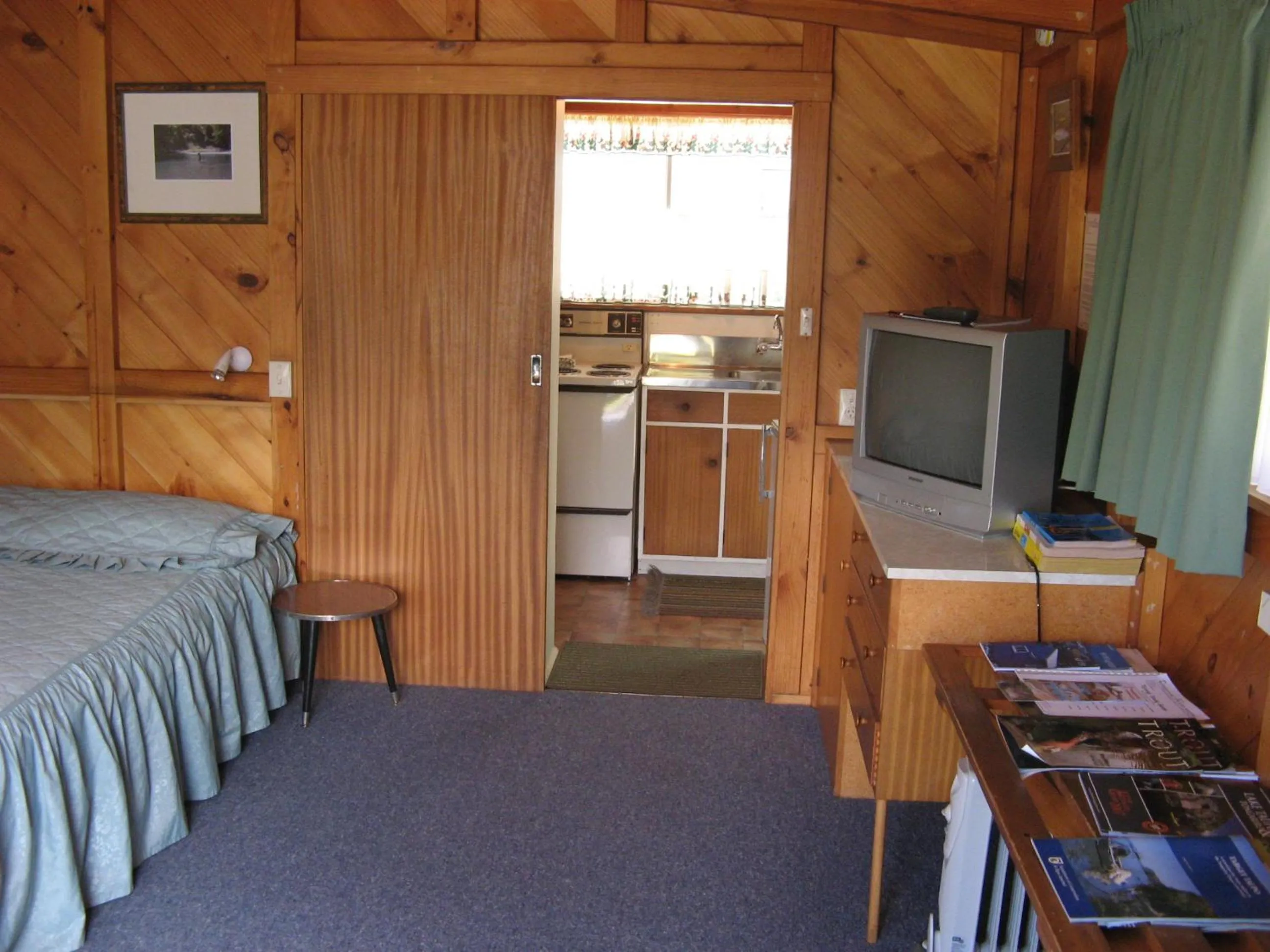 Kitchen or kitchenette, Bed in Tongariro River Motel