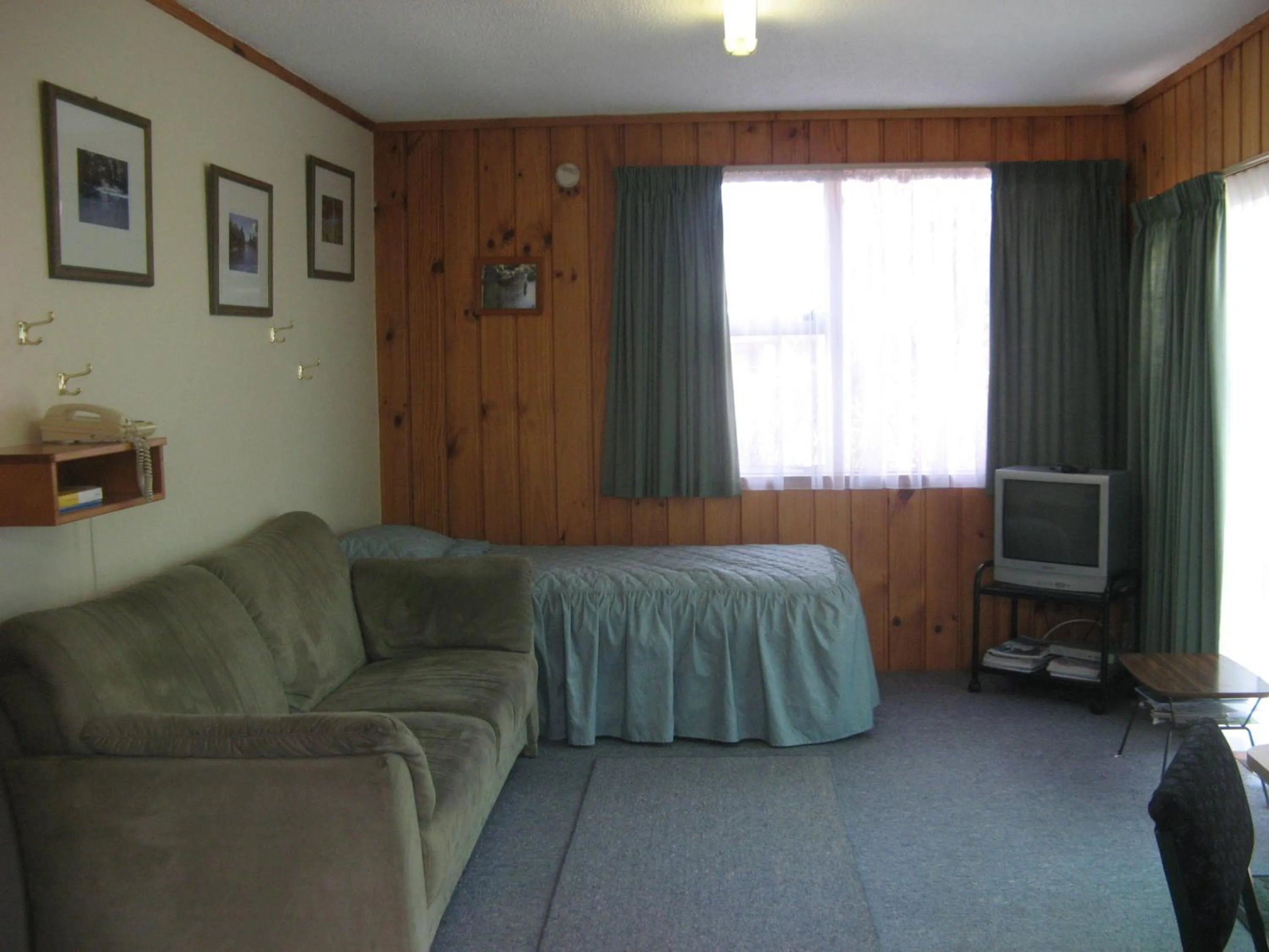 Bed in Tongariro River Motel