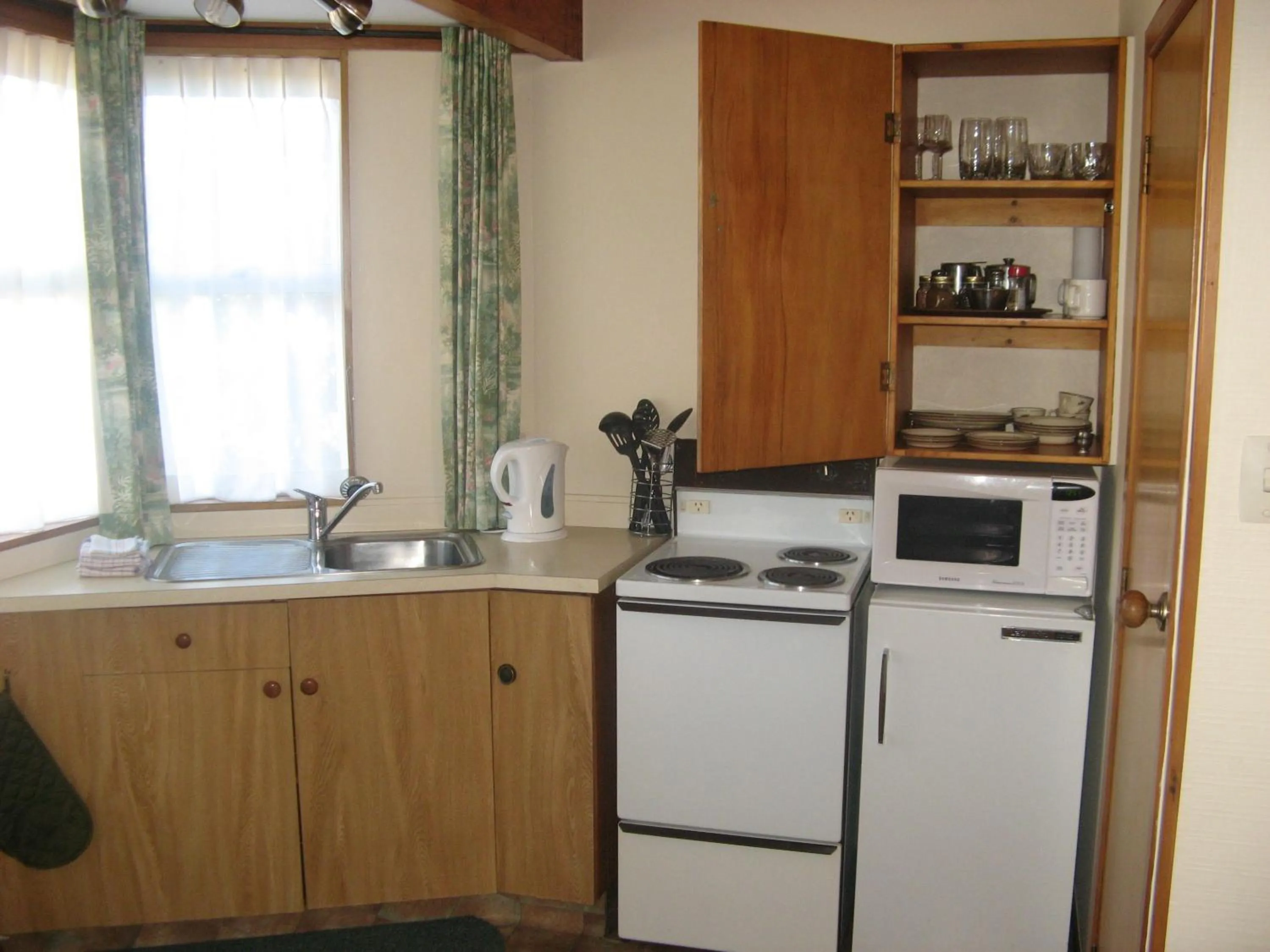 Kitchen or kitchenette in Tongariro River Motel