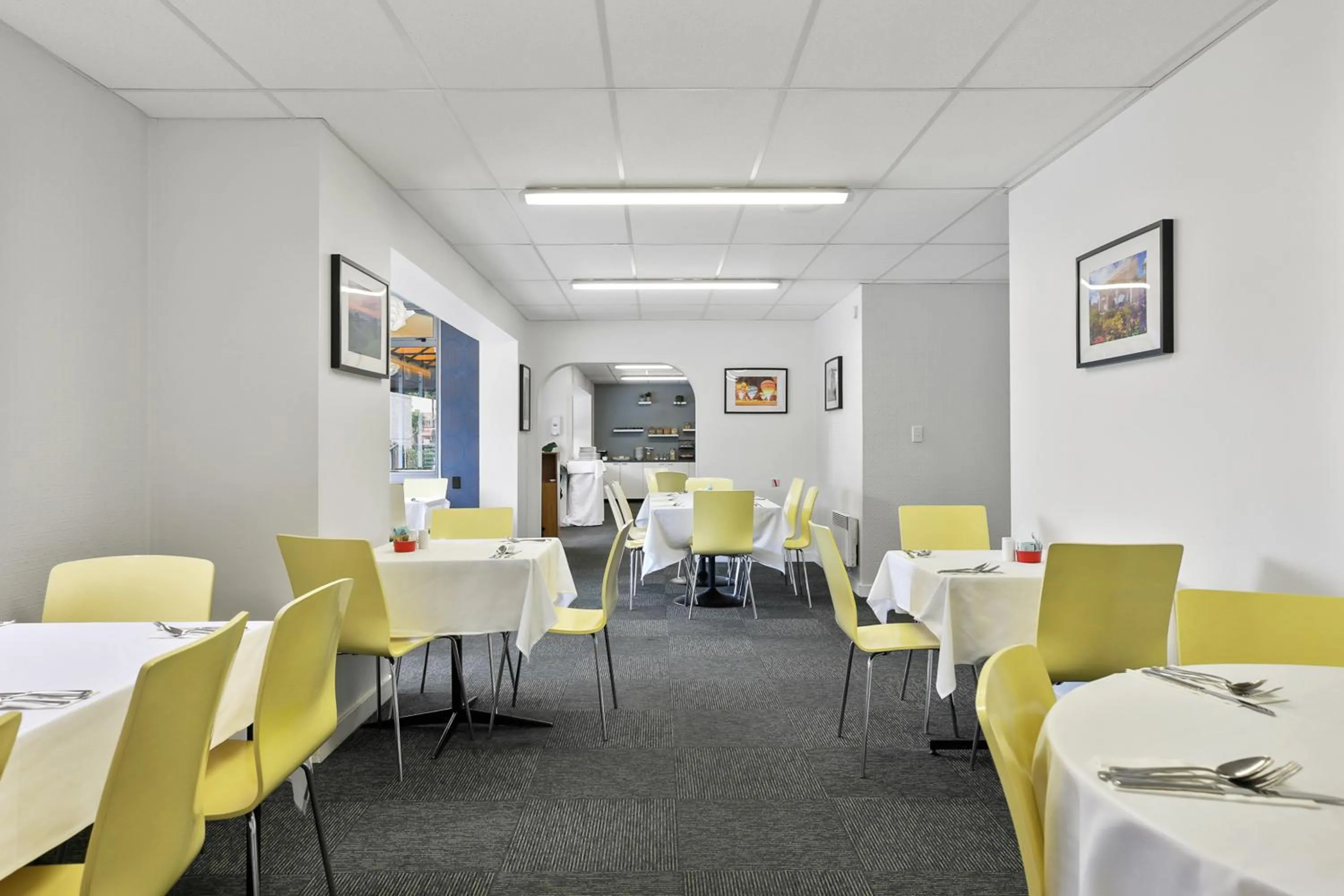 Restaurant/places to eat in Heartland Ambassador Hotel Hamilton