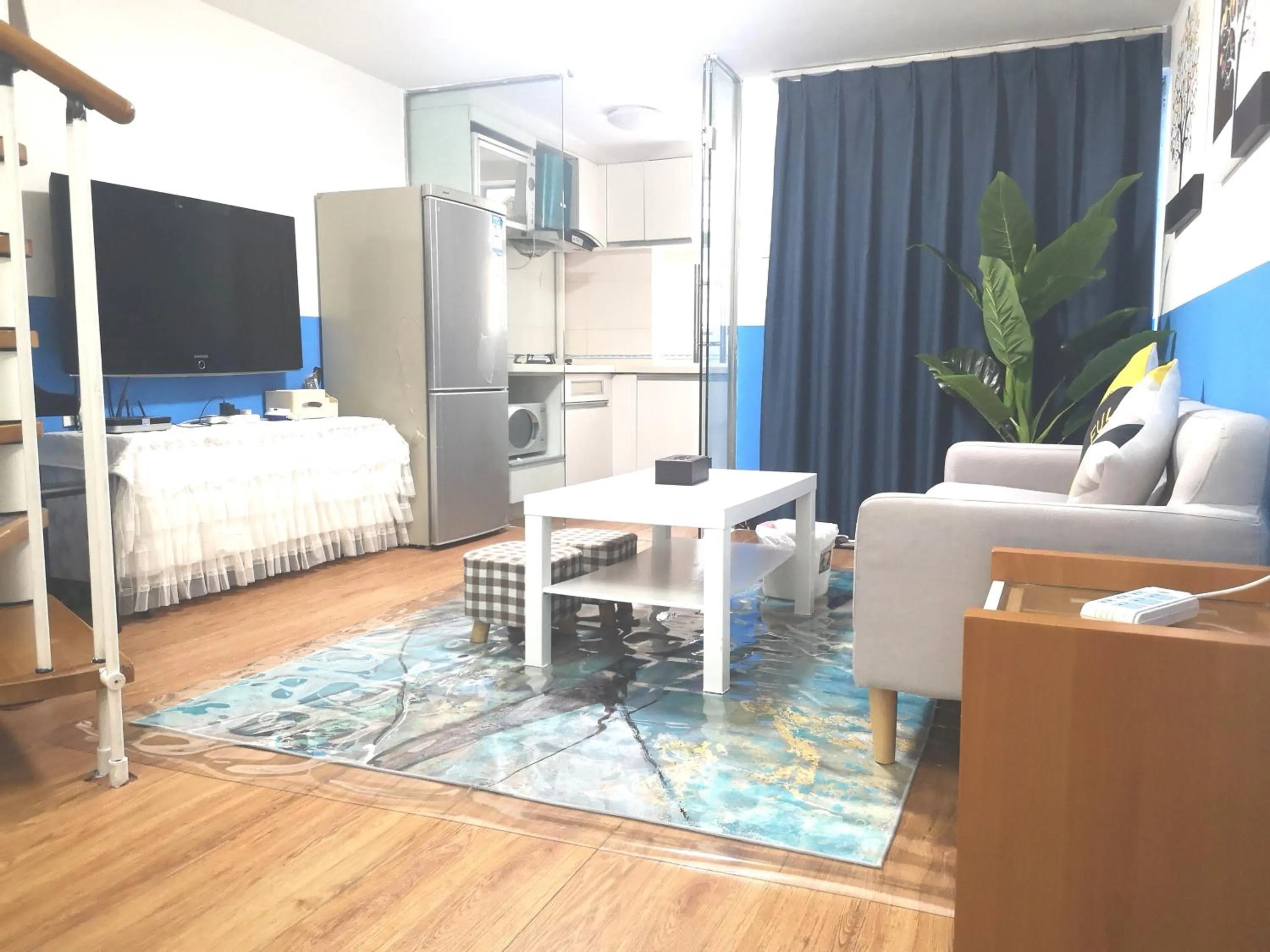 Communal lounge/ TV room, Bed in Meiru Apartment Hotel Guangzhou Bolin Apartment