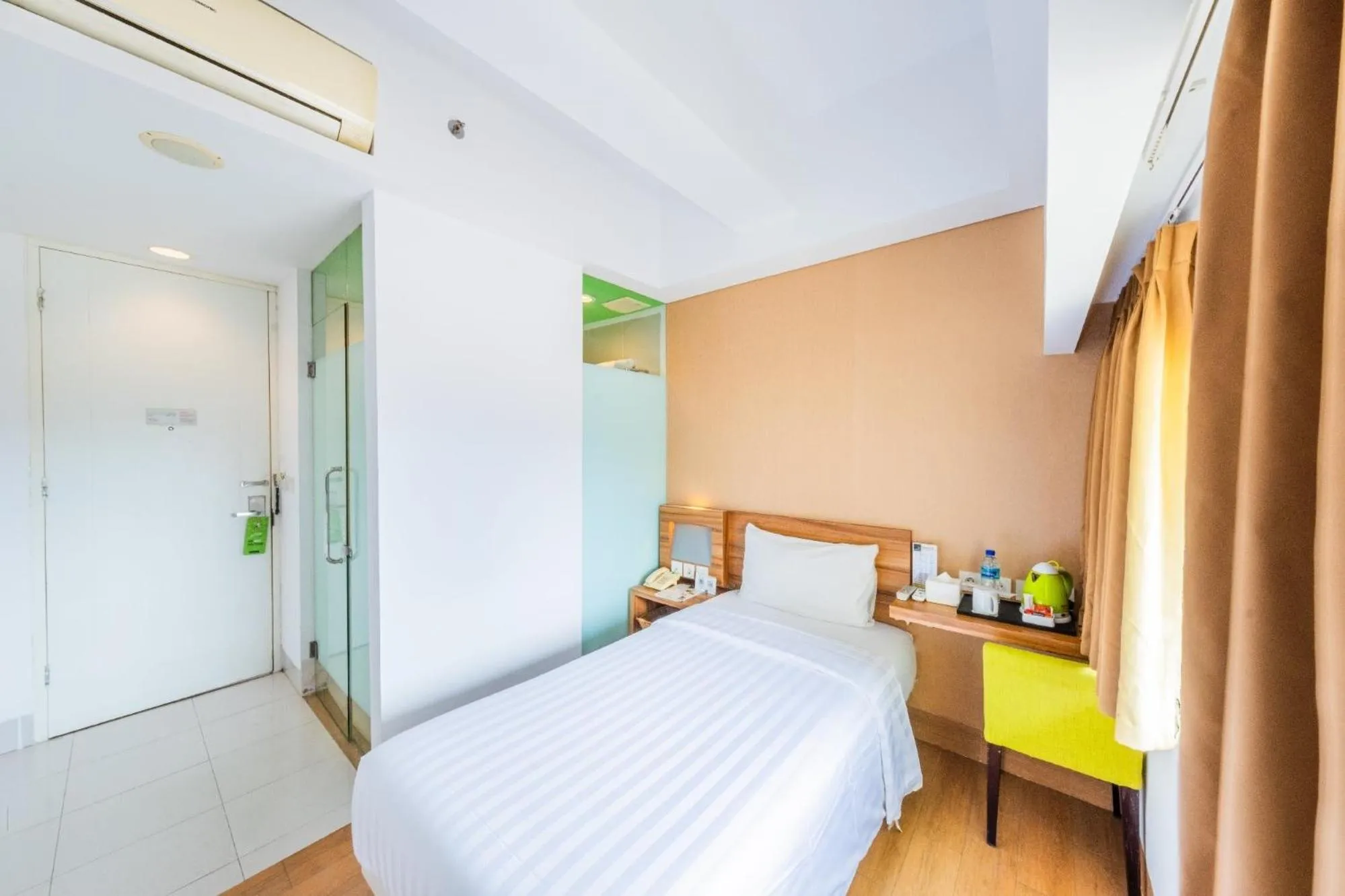 Bedroom, Bed in Whiz Prime Hotel Balikpapan