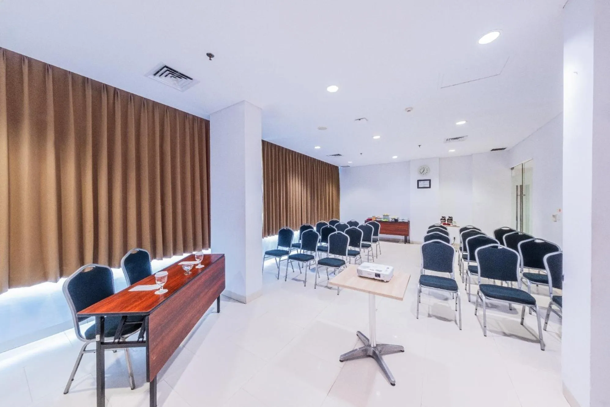 Meeting/conference room in Whiz Prime Hotel Balikpapan