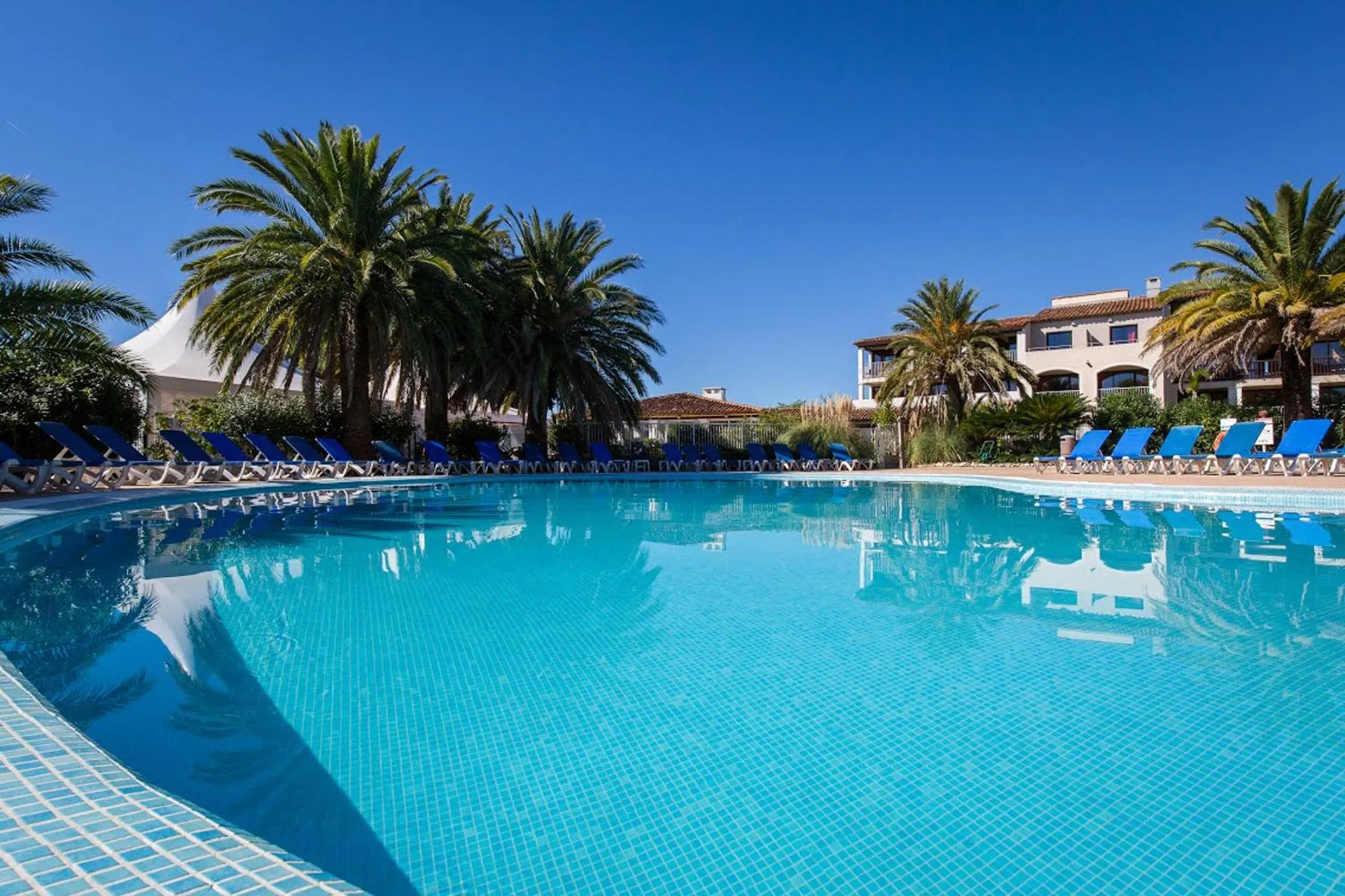 Swimming pool in SOWELL RESIDENCES Les Perles du Golfe de Saint-Tropez