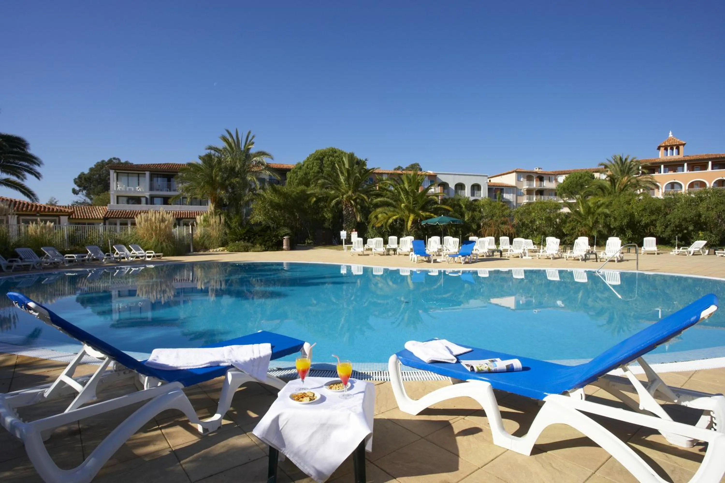 Swimming pool in SOWELL RESIDENCES Les Perles du Golfe de Saint-Tropez