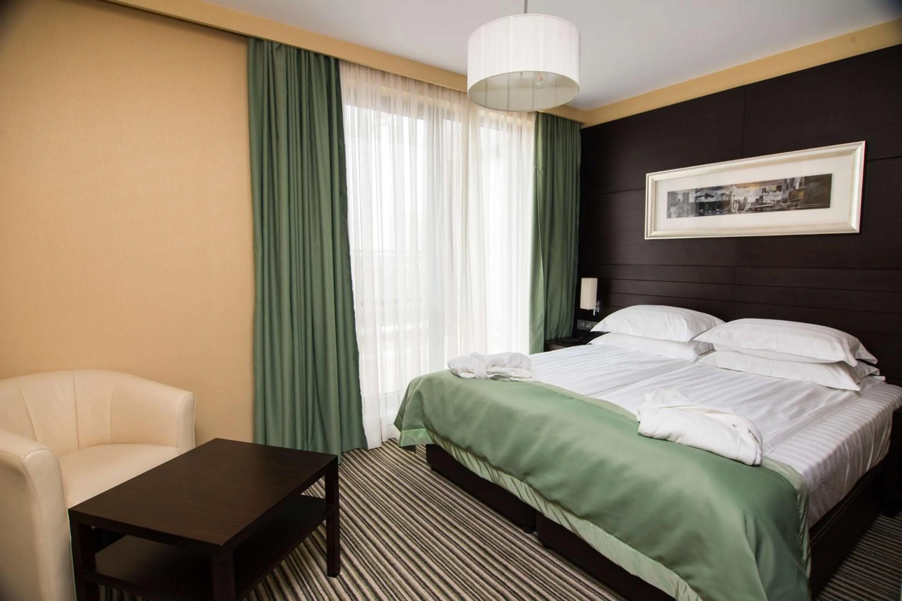 Photo of the whole room, Bed in Best Western Plus Olives City Hotel - Free Pool & Parking