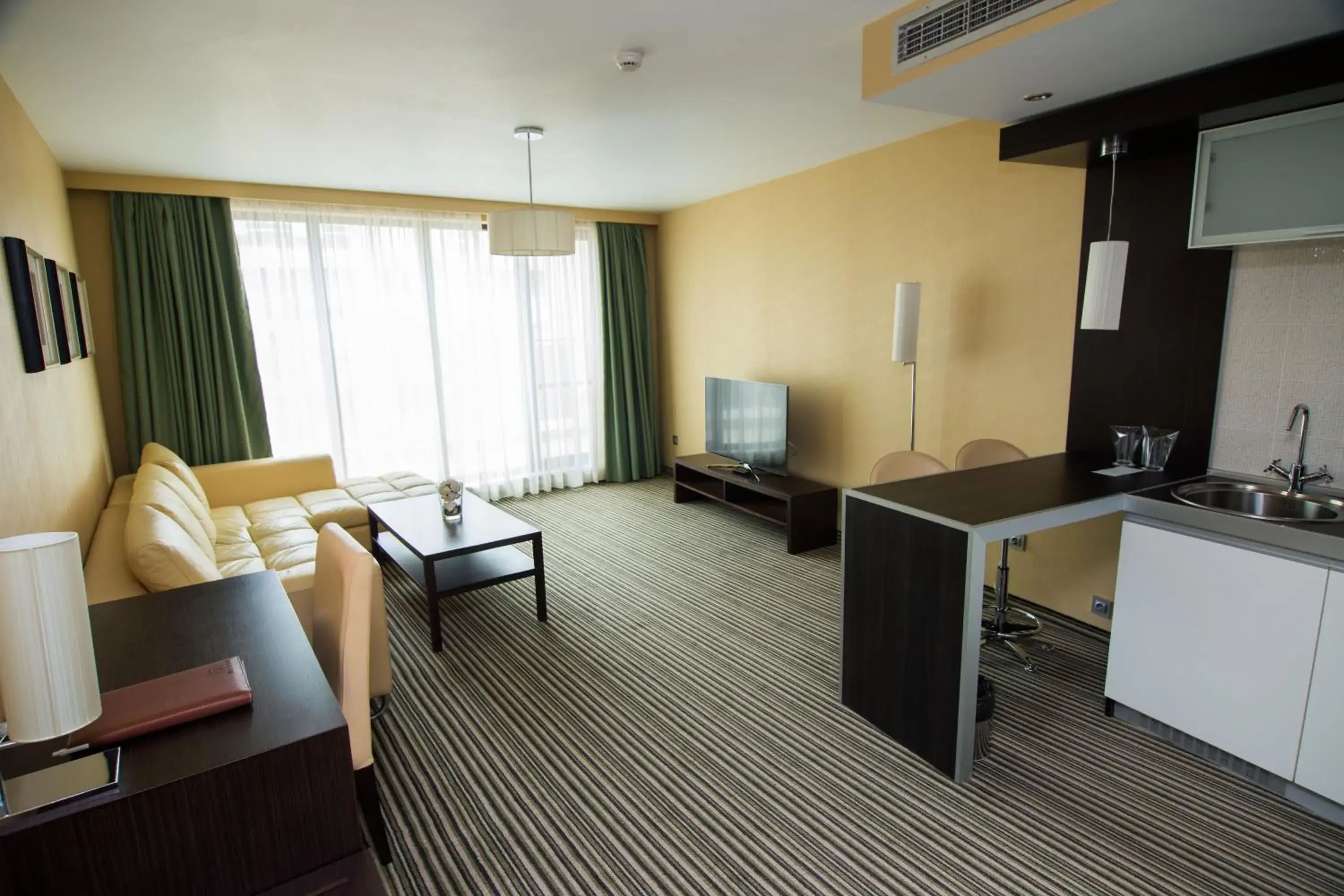 One-Bedroom Apartment with Queen Bed and Terrace in Best Western Plus Olives City Hotel - Free Pool & Parking One-Bedroom Apartment with Queen Bed and Terrace in Best Western Plus Olives City Hotel - Free Pool & Parking