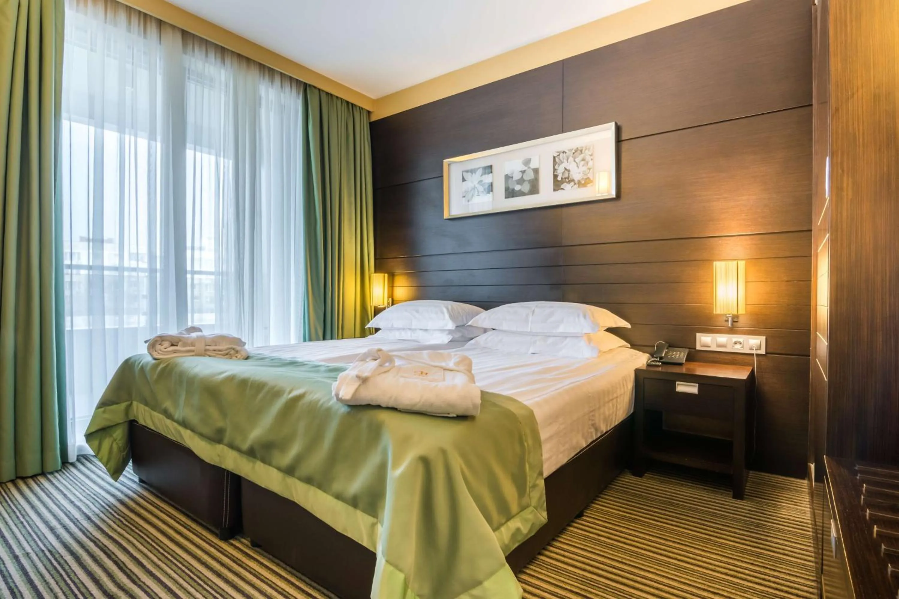 Bedroom, Bed in Best Western Plus Olives City Hotel - Free Pool & Parking