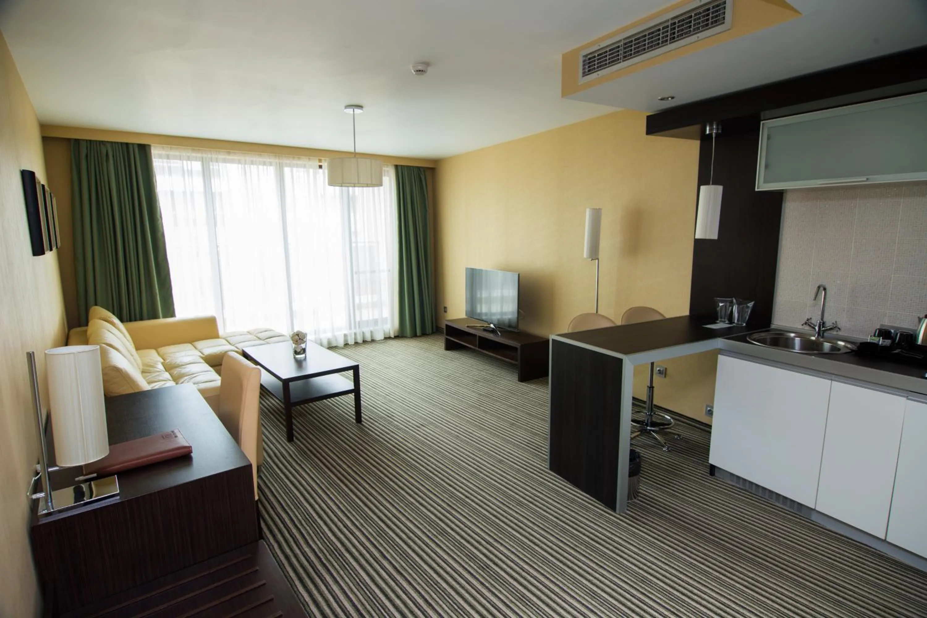 Living room in Best Western Plus Olives City Hotel - Free Pool & Parking