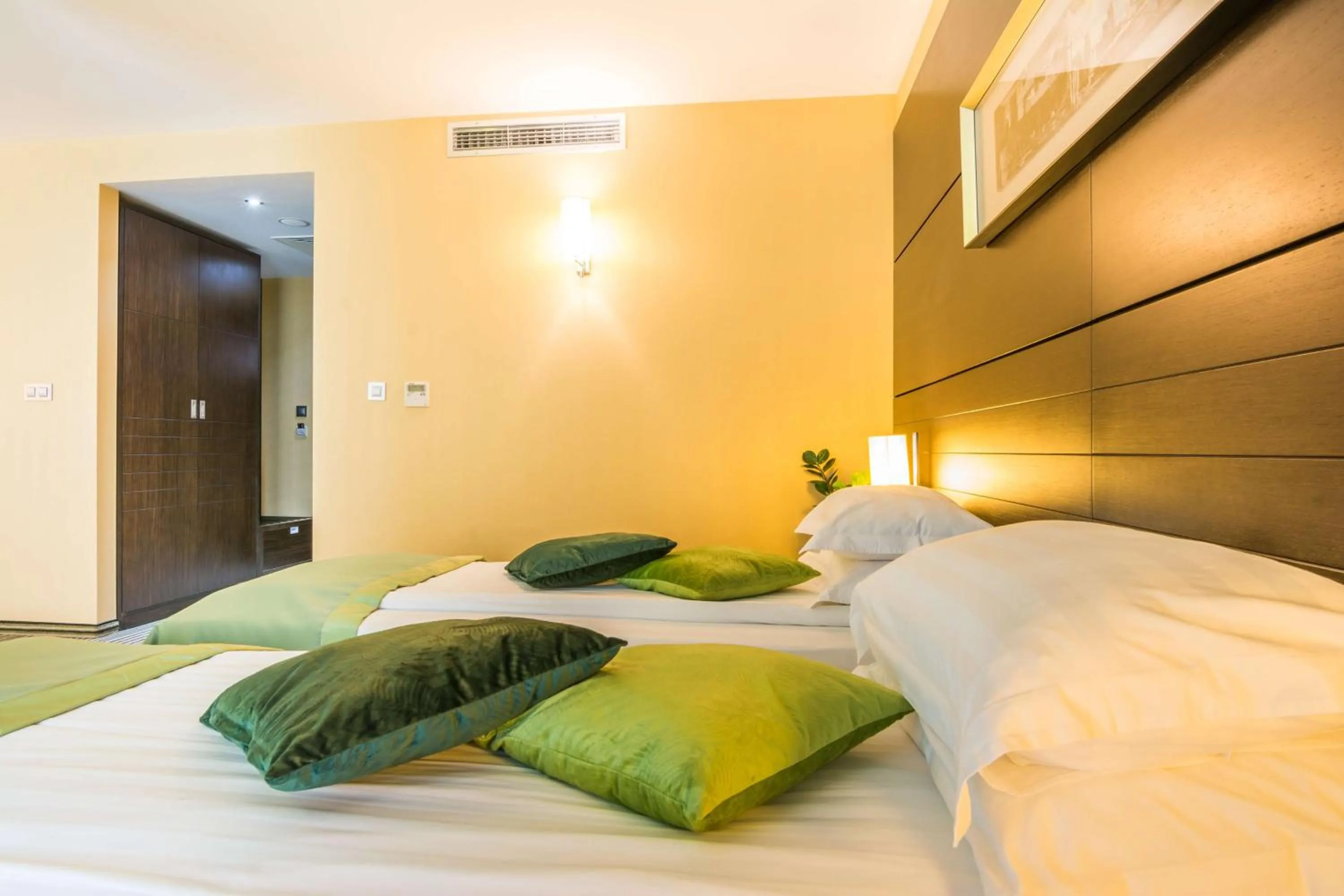 Bedroom, Bed in Best Western Plus Olives City Hotel - Free Pool & Parking