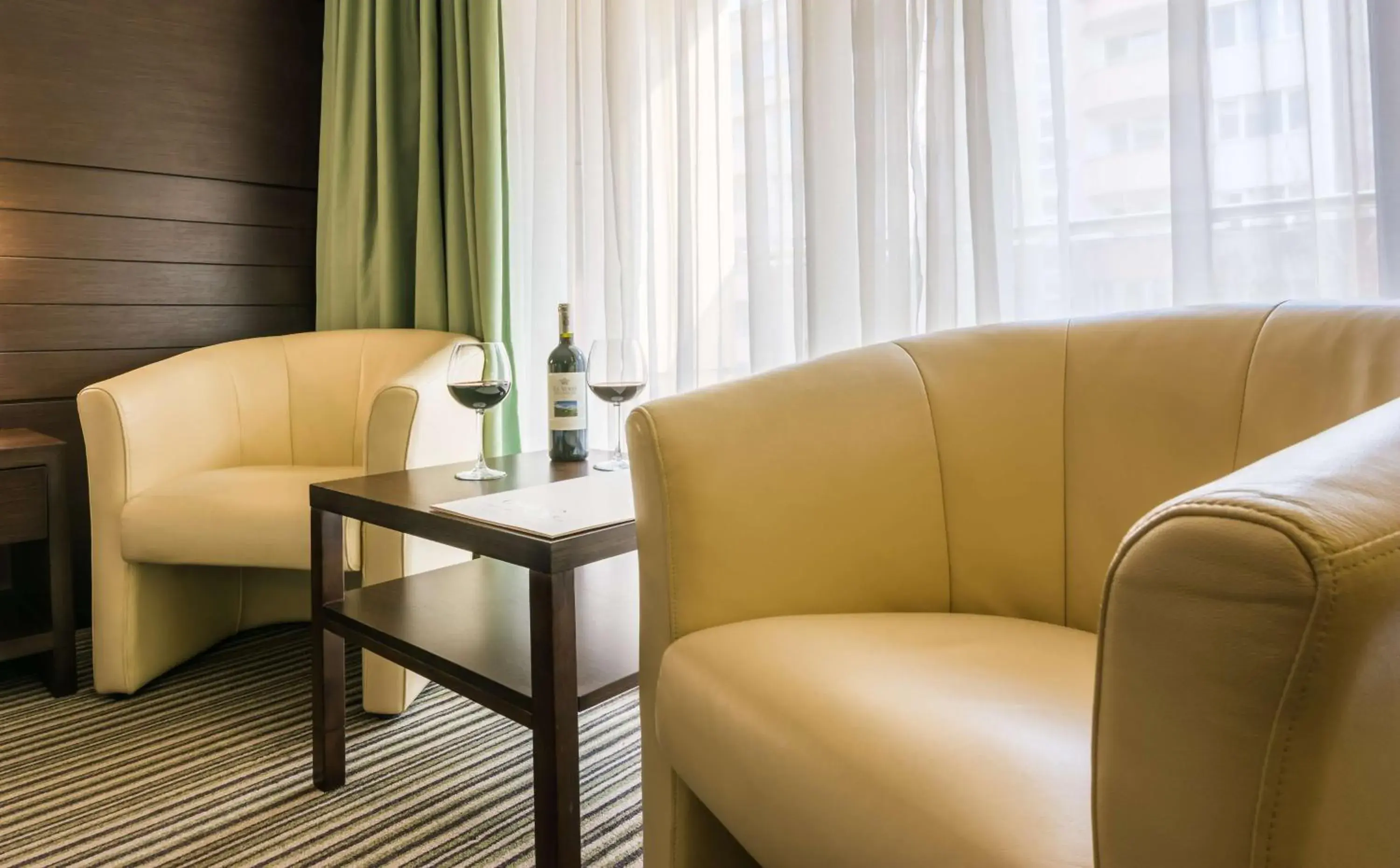 Deluxe Twin Room with Terrace - Non-Smoking in Best Western Plus Olives City Hotel - Free Pool & Parking Deluxe Twin Room with Terrace - Non-Smoking in Best Western Plus Olives City Hotel - Free Pool & Parking