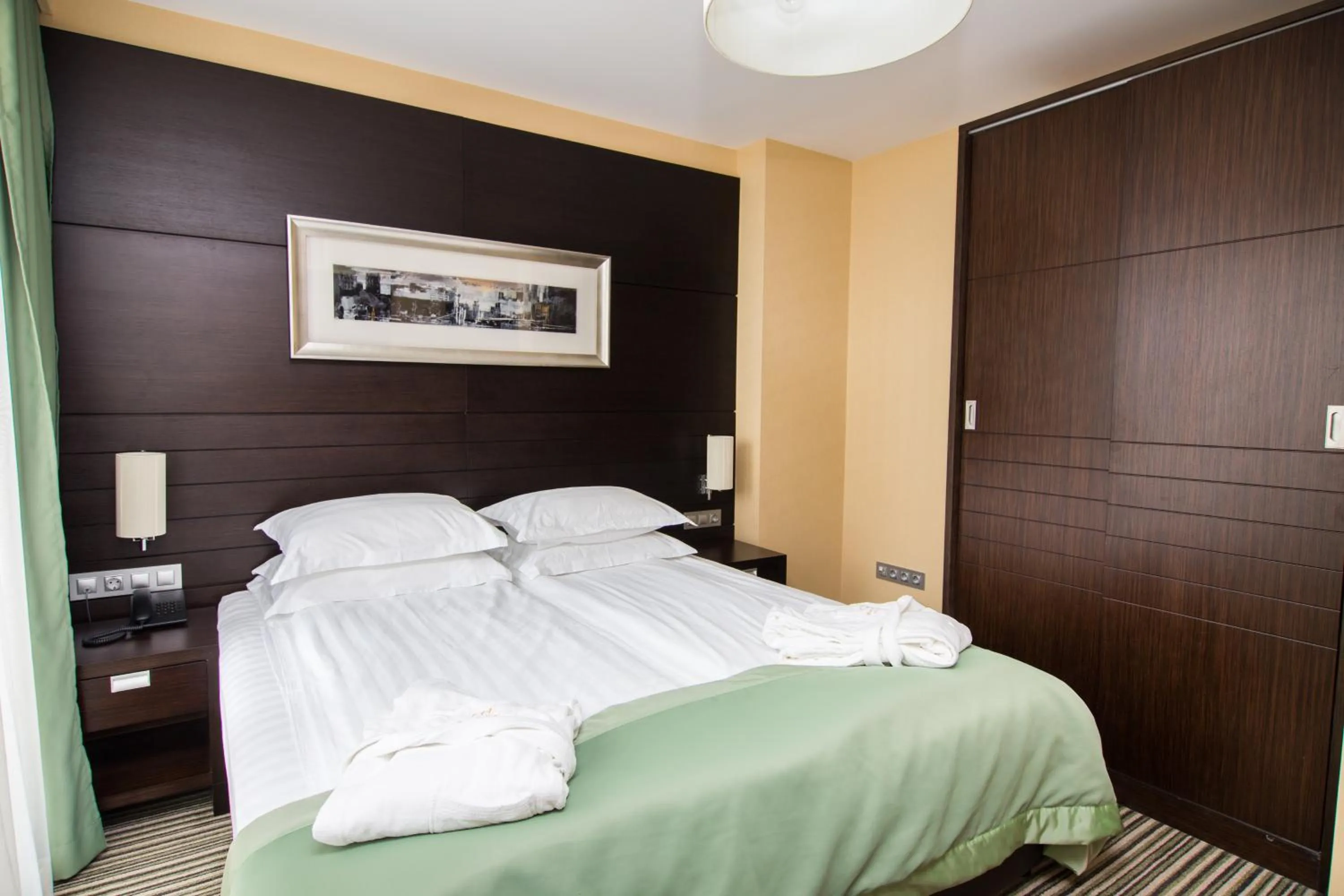 Bedroom, Bed in Best Western Plus Olives City Hotel - Free Pool & Parking