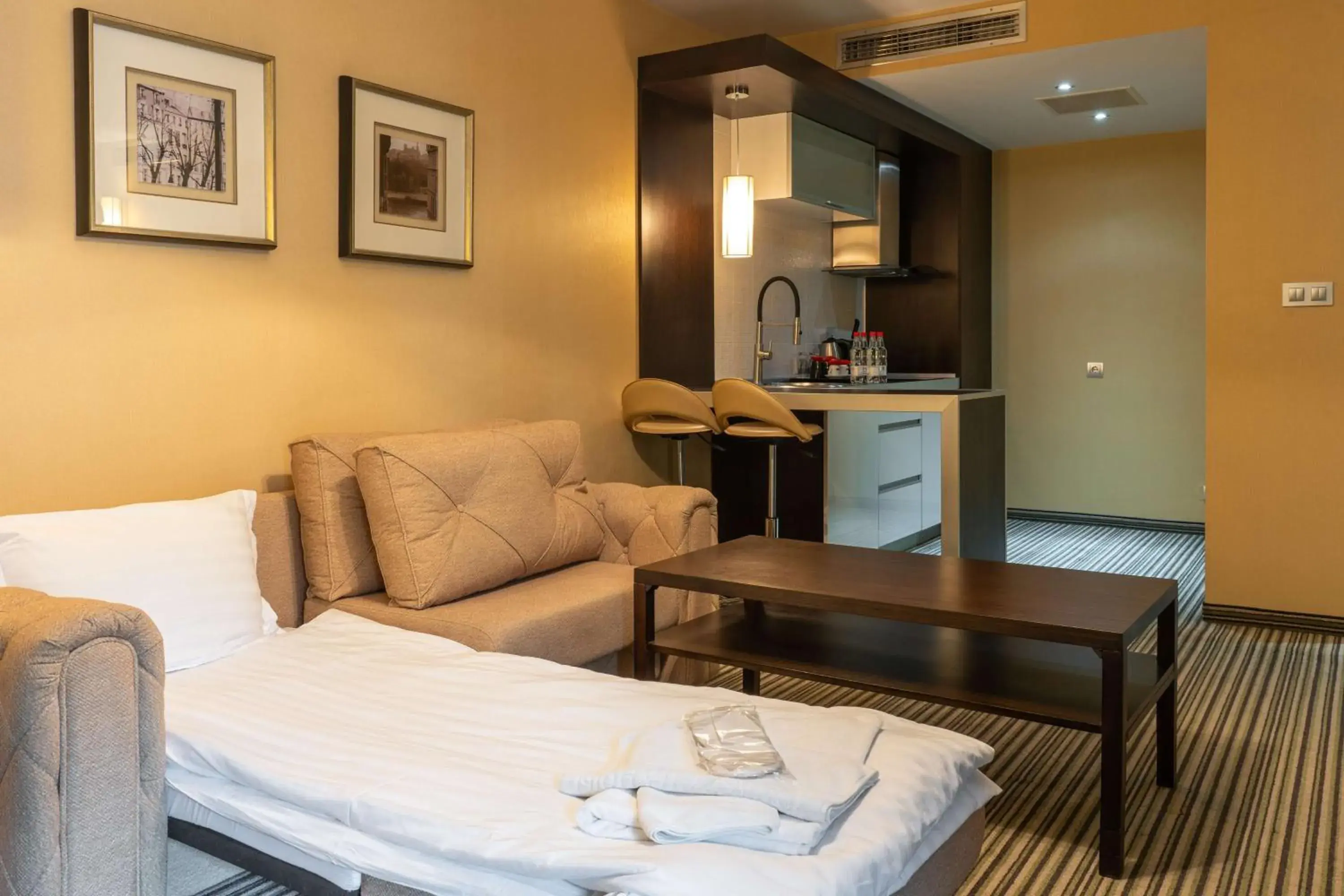 Family Studio with Twin Beds and Terrace in Best Western Plus Olives City Hotel - Free Pool & Parking Family Studio with Twin Beds and Terrace in Best Western Plus Olives City Hotel - Free Pool & Parking