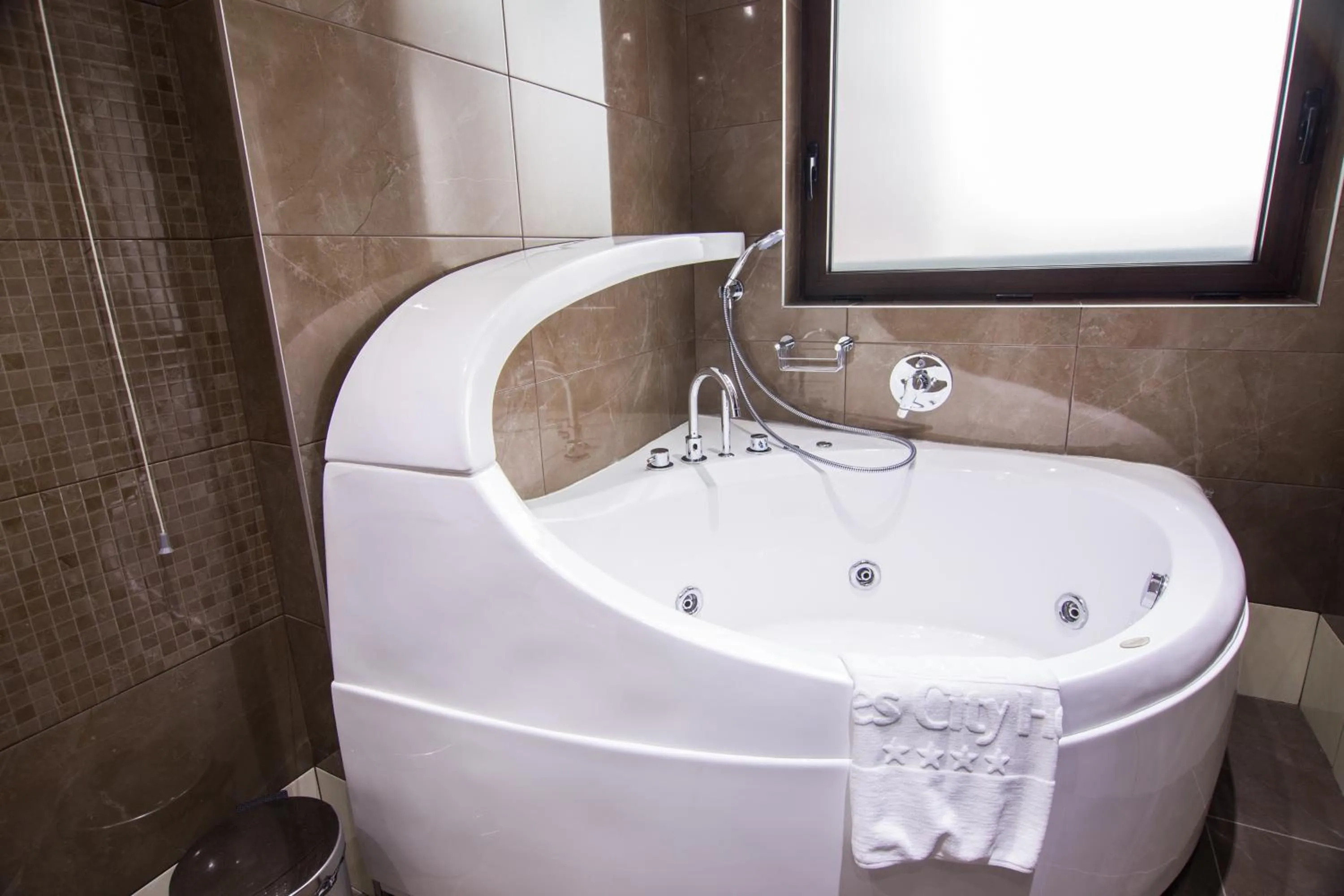 Bath in Best Western Plus Olives City Hotel - Free Pool & Parking