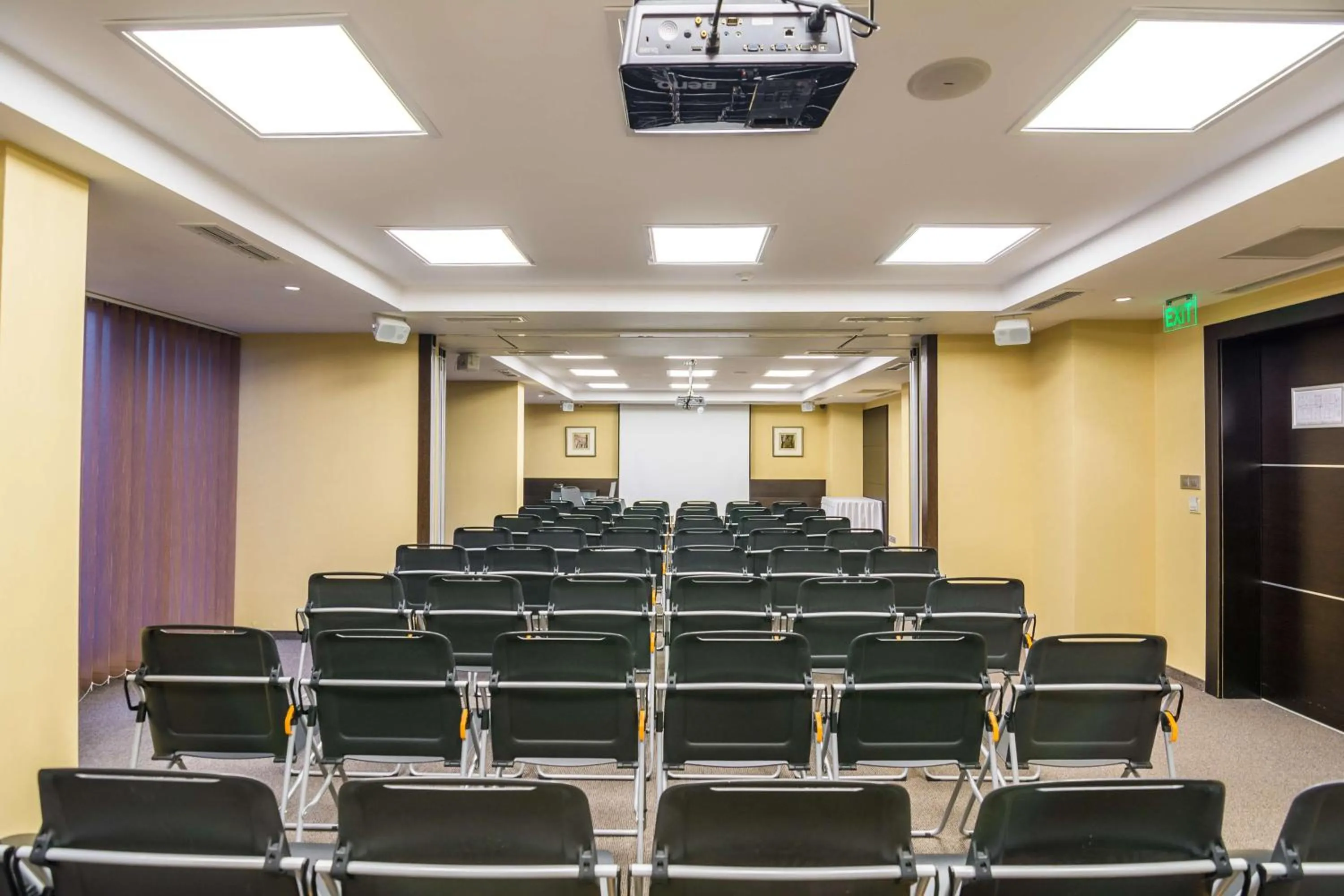 Meeting/conference room in Best Western Plus Olives City Hotel - Free Pool & Parking