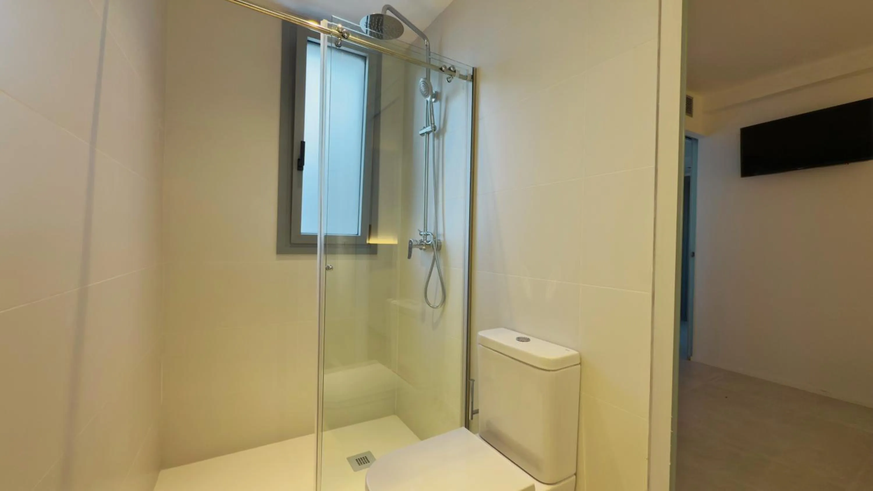 Shower in MYO Barcelona Hotel & Apartments