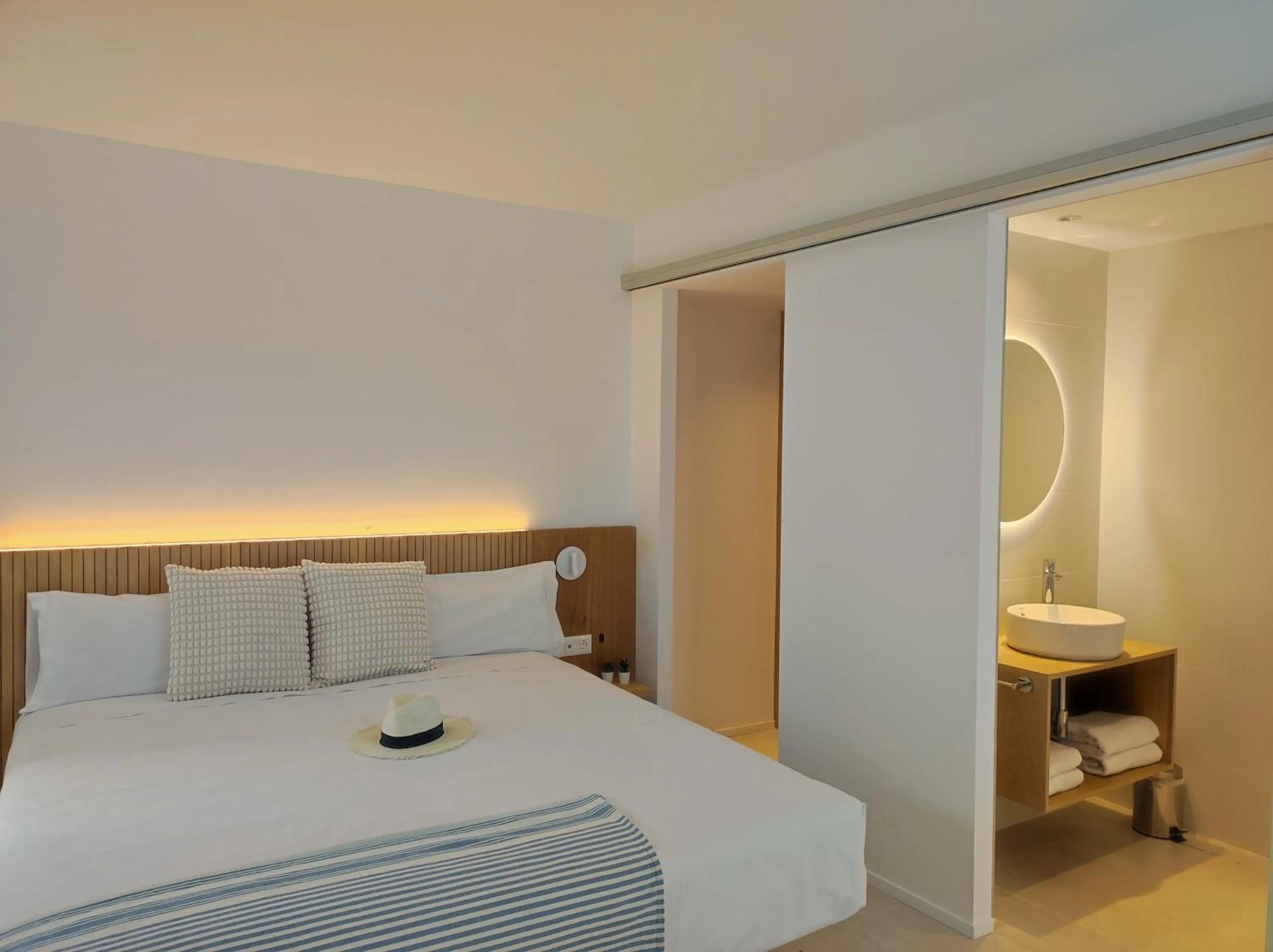 Bed in MYO Barcelona Hotel & Apartments