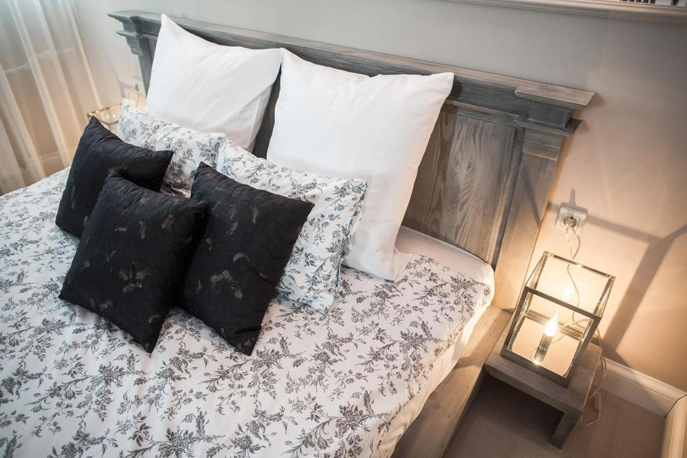 Decorative detail, Bed in Hotel Wodnik