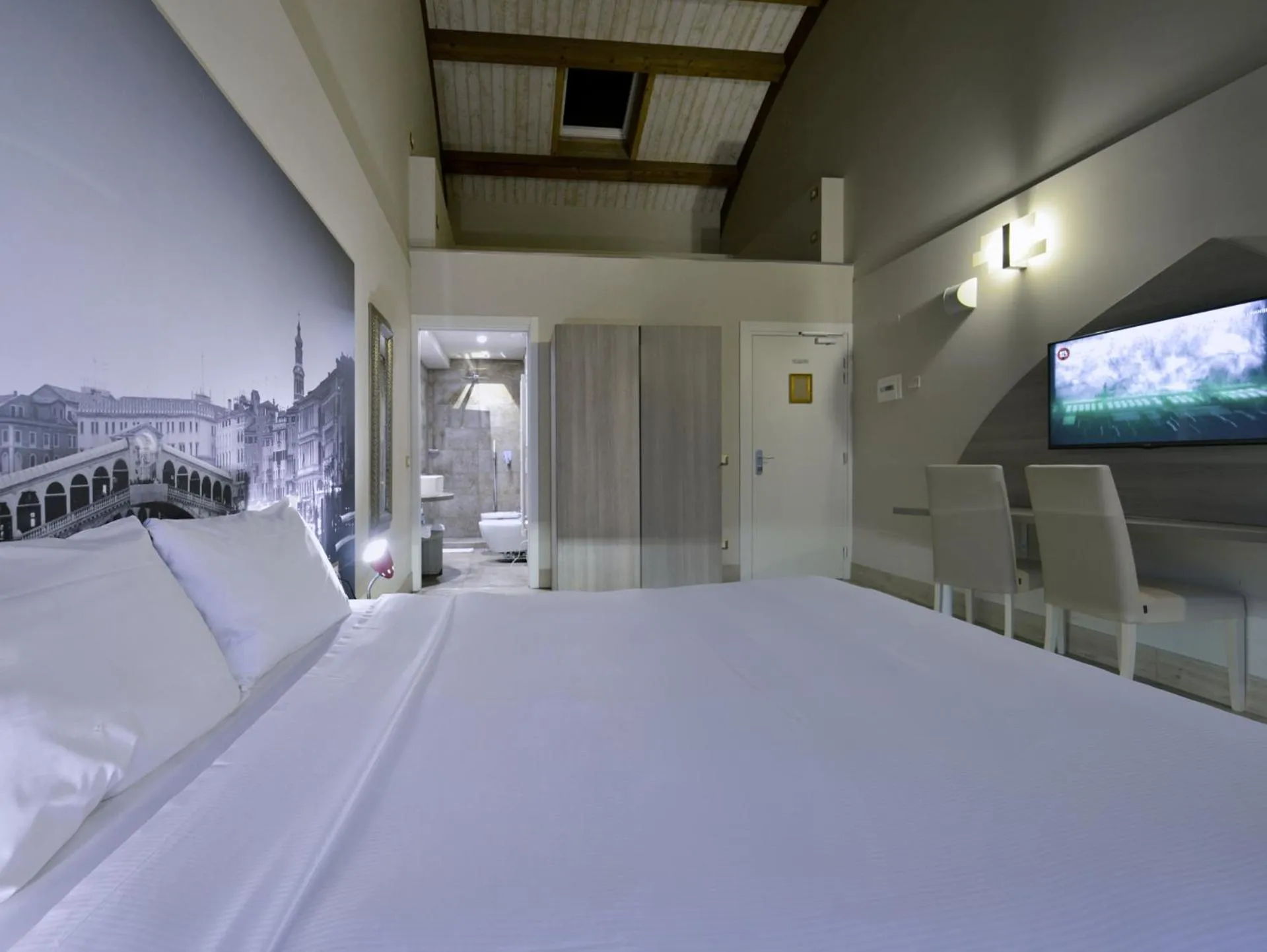 Photo of the whole room in Hotel Seven Rooms