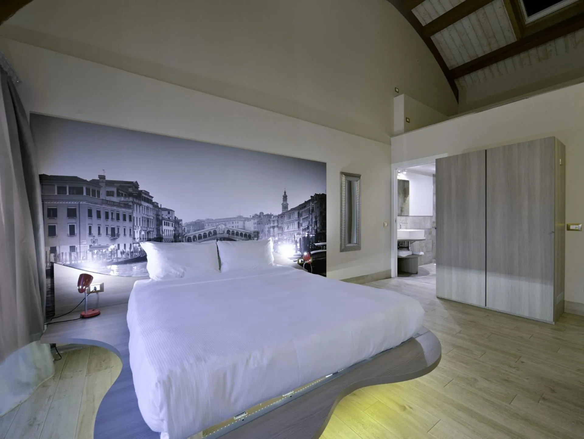 Photo of the whole room in Hotel Seven Rooms