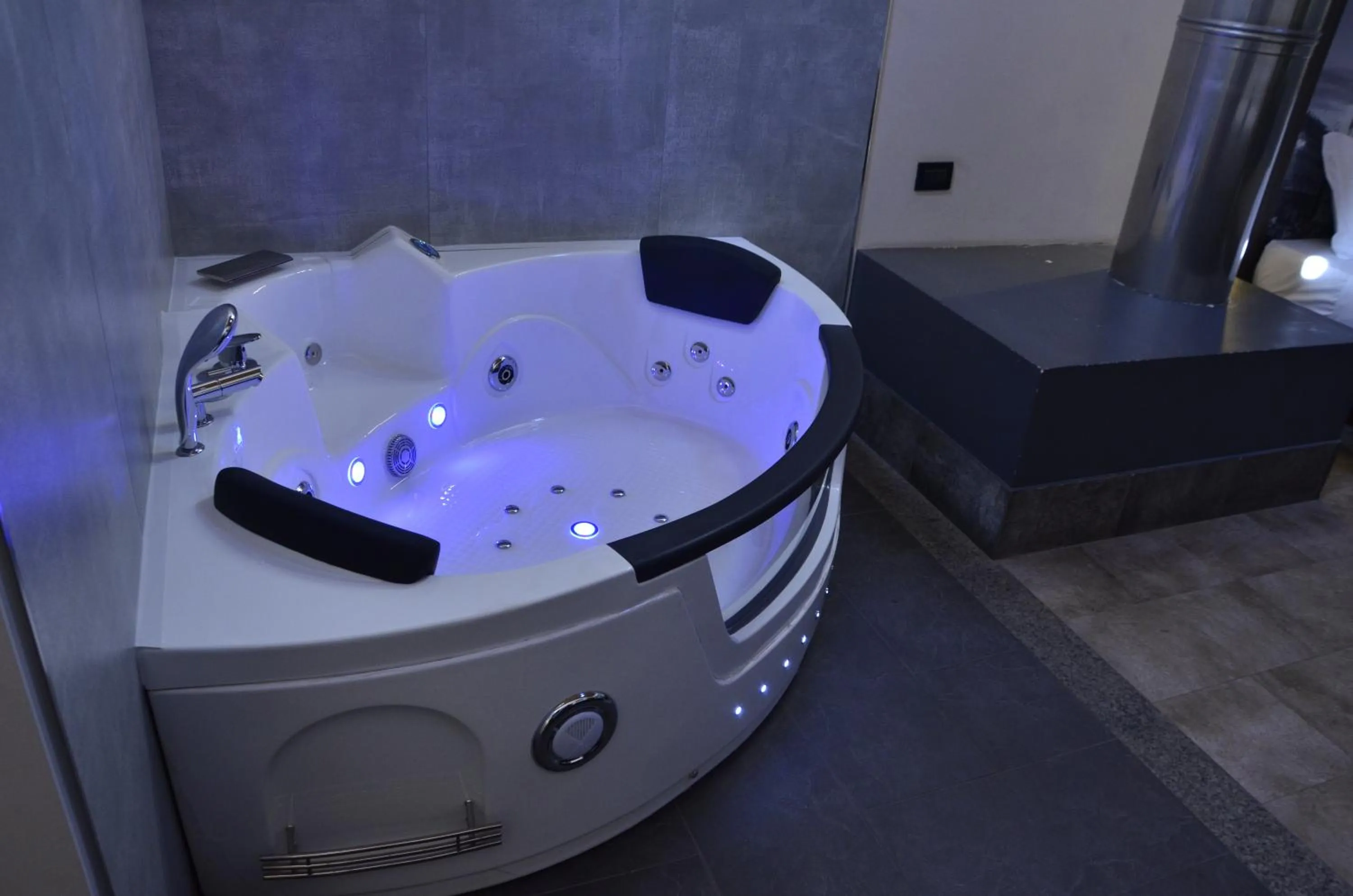 Hot Tub in Hotel Seven Rooms