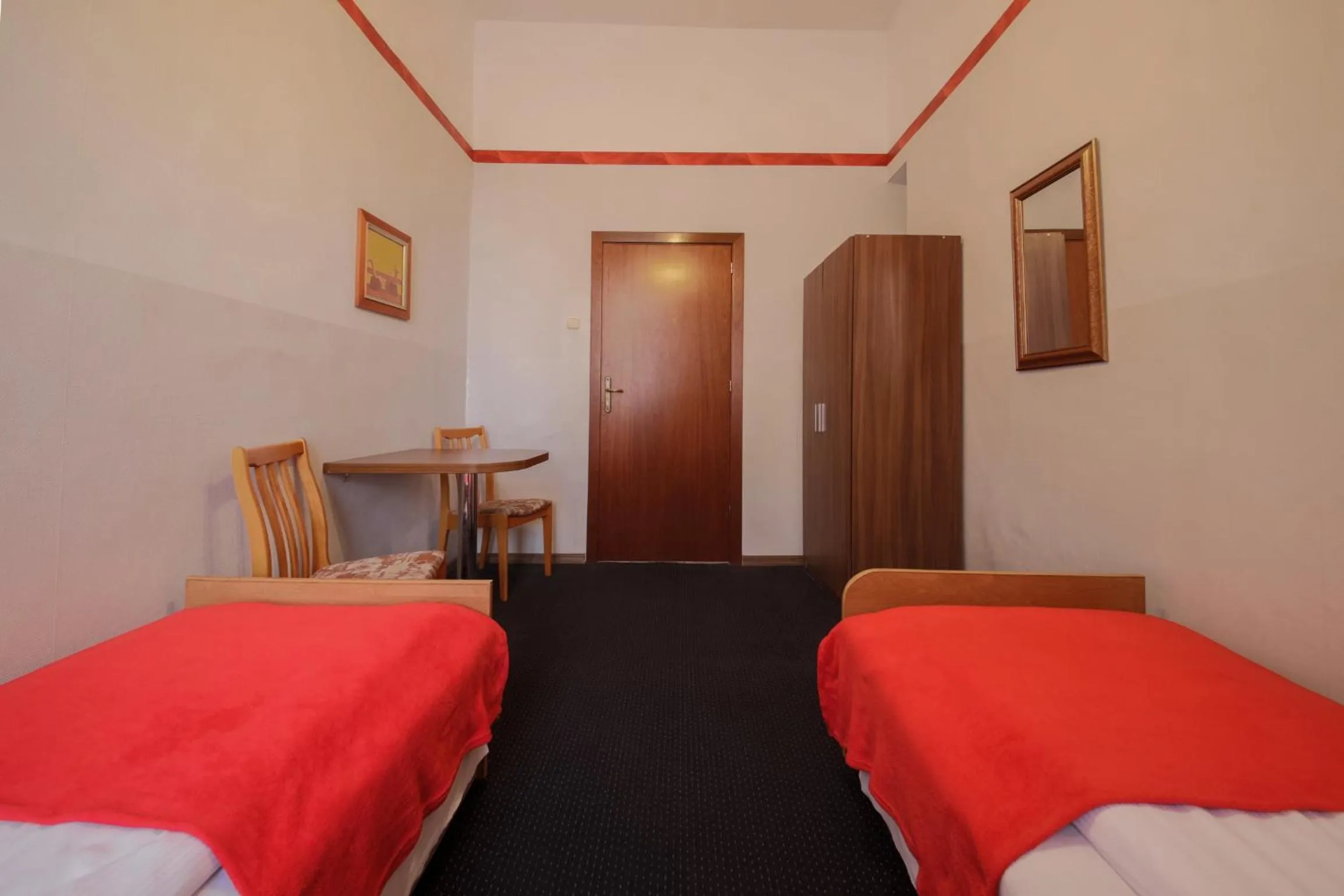 Photo of the whole room, Bed in Red Carpet Hostel