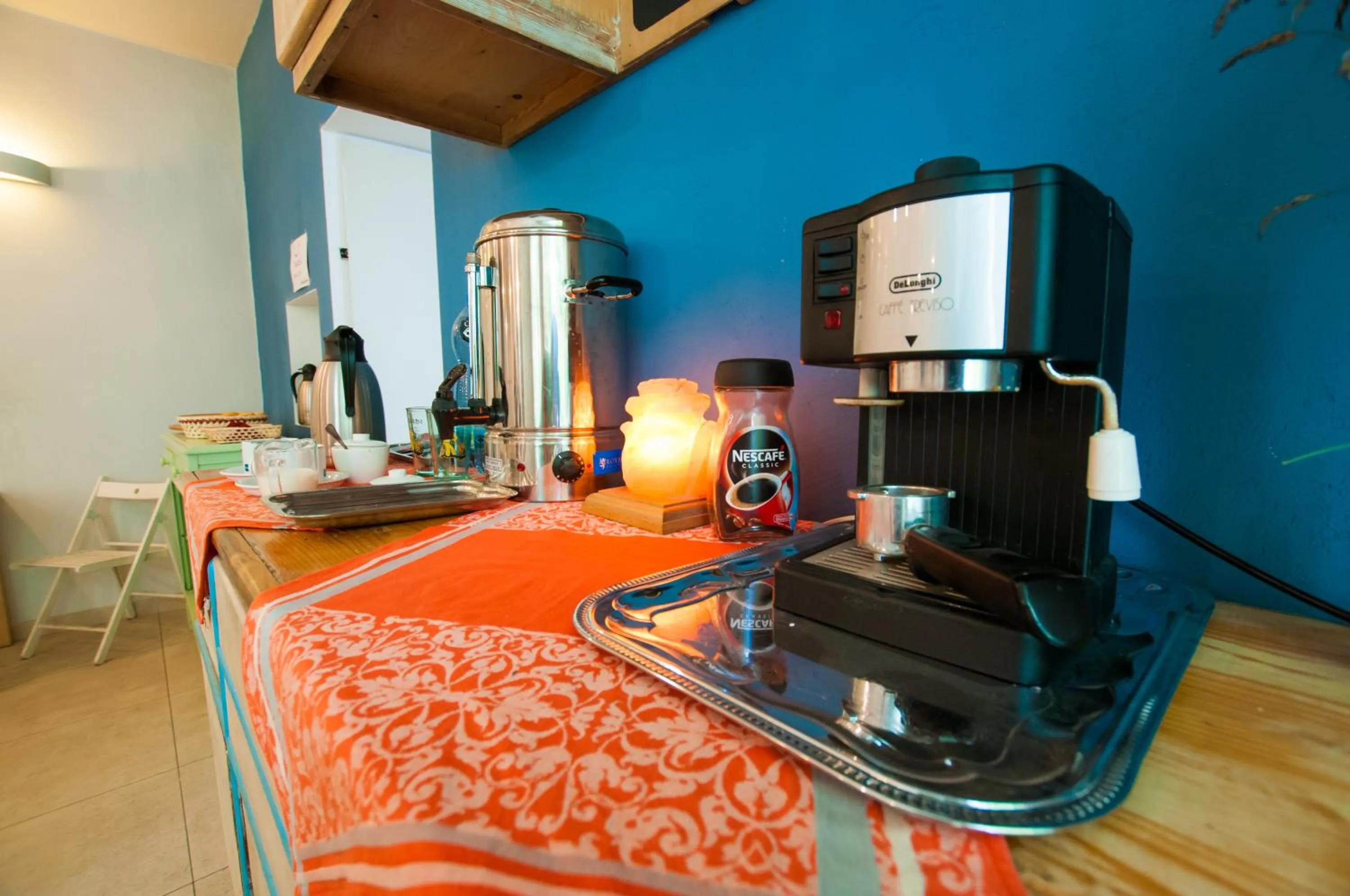 Restaurant/places to eat in Red Carpet Hostel