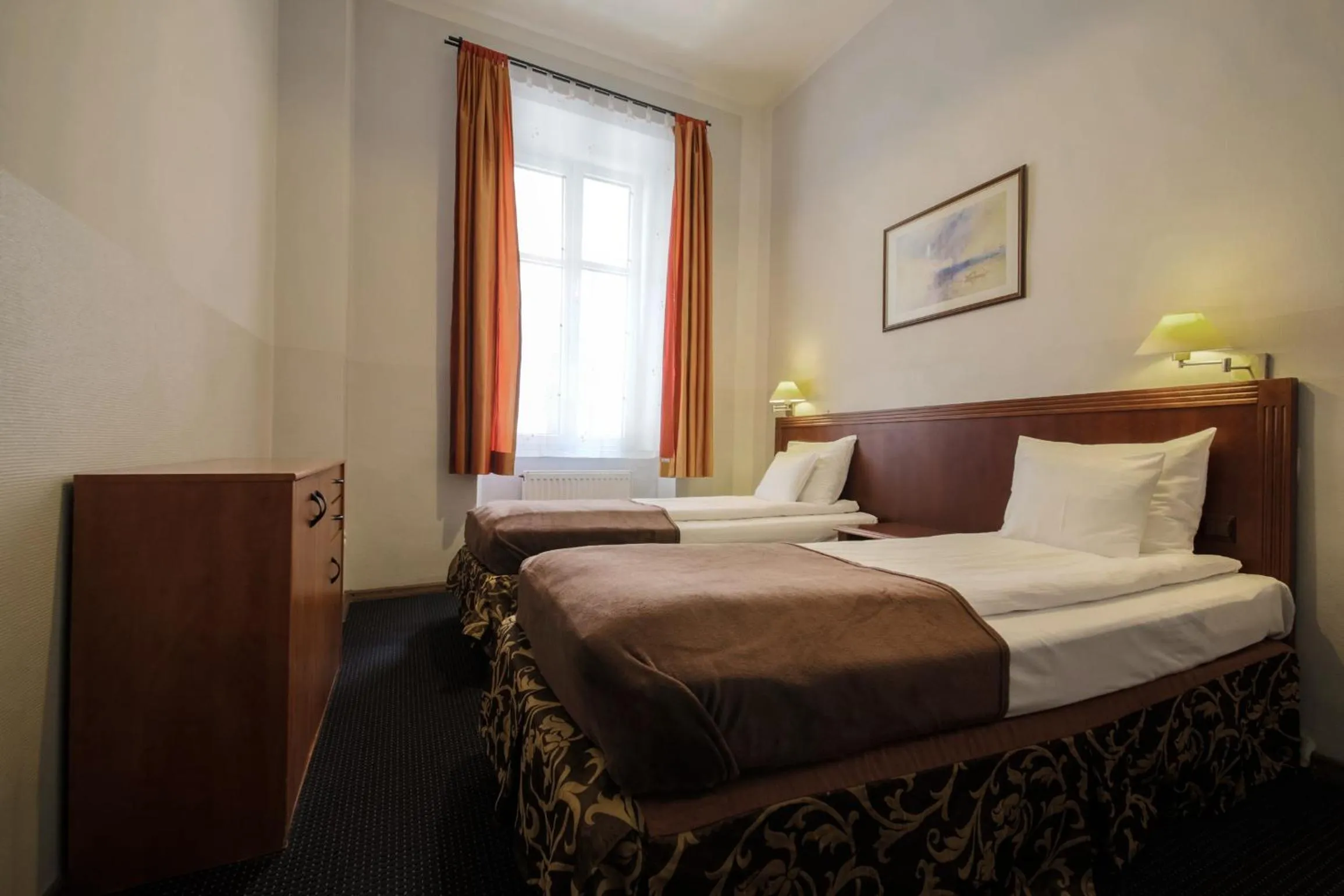 Photo of the whole room, Bed in Red Carpet Hostel