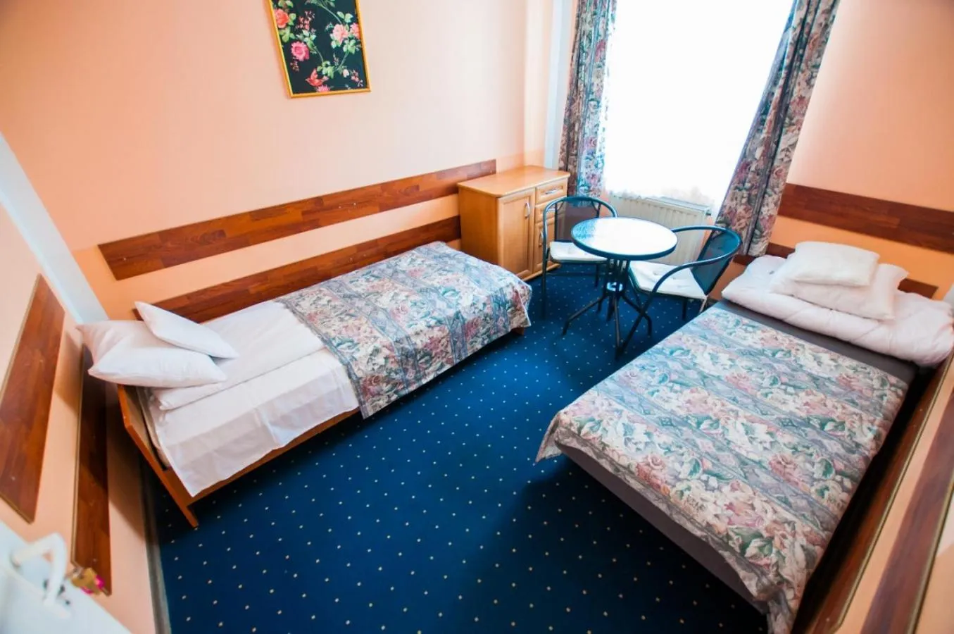 Photo of the whole room, Bed in Red Carpet Hostel