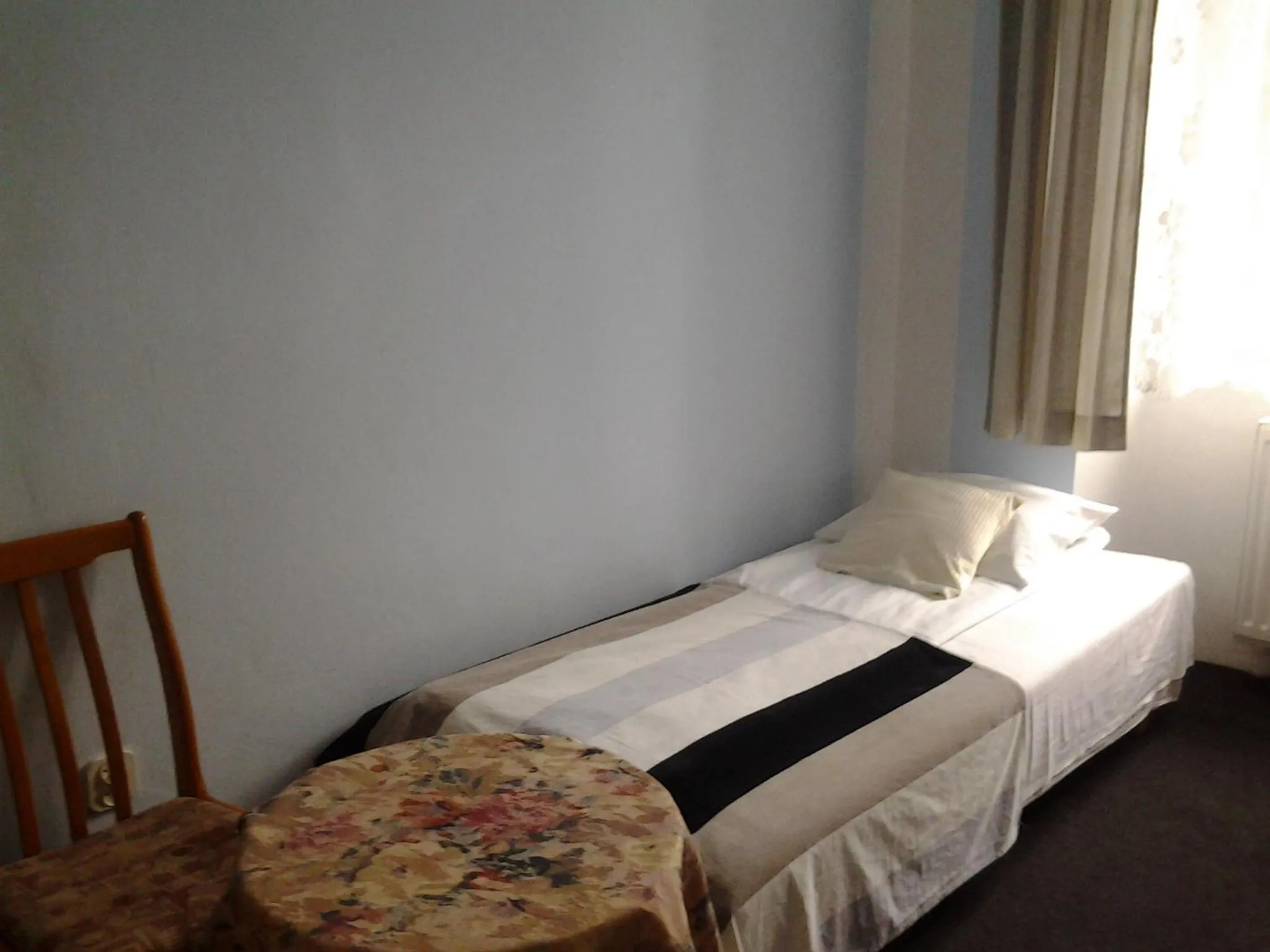 Photo of the whole room, Bed in Red Carpet Hostel