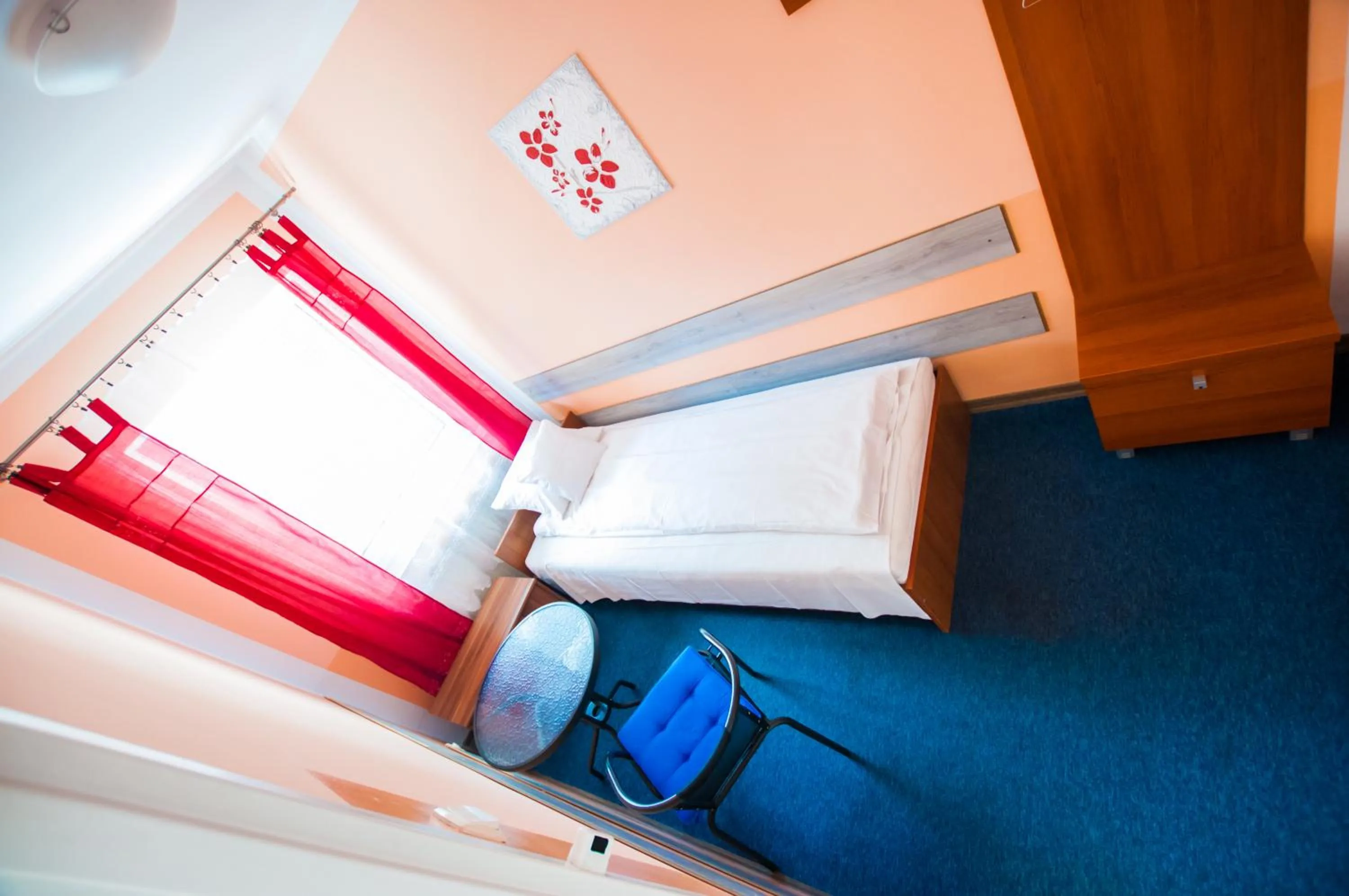 Photo of the whole room, Bed in Red Carpet Hostel