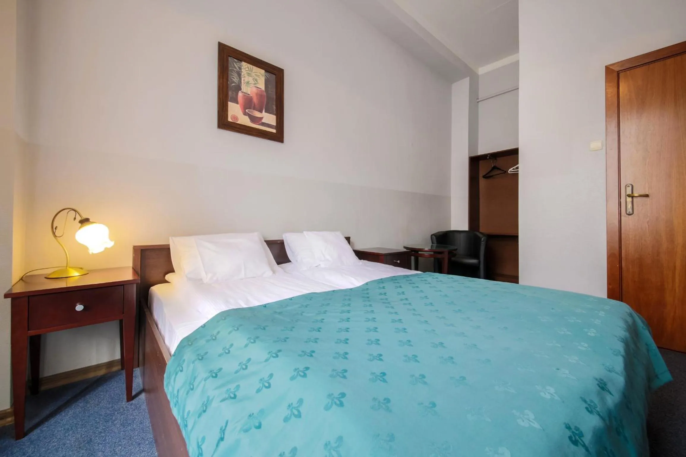 Photo of the whole room, Bed in Red Carpet Hostel