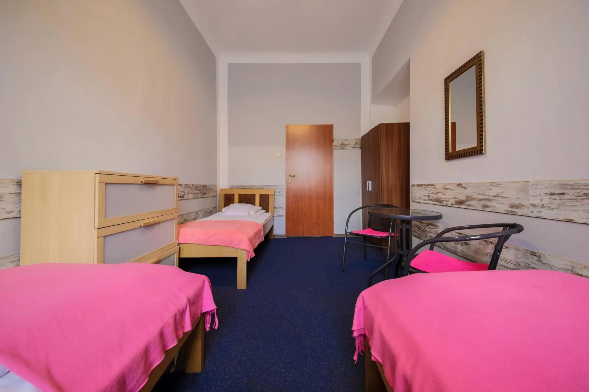 Photo of the whole room, Bed in Red Carpet Hostel