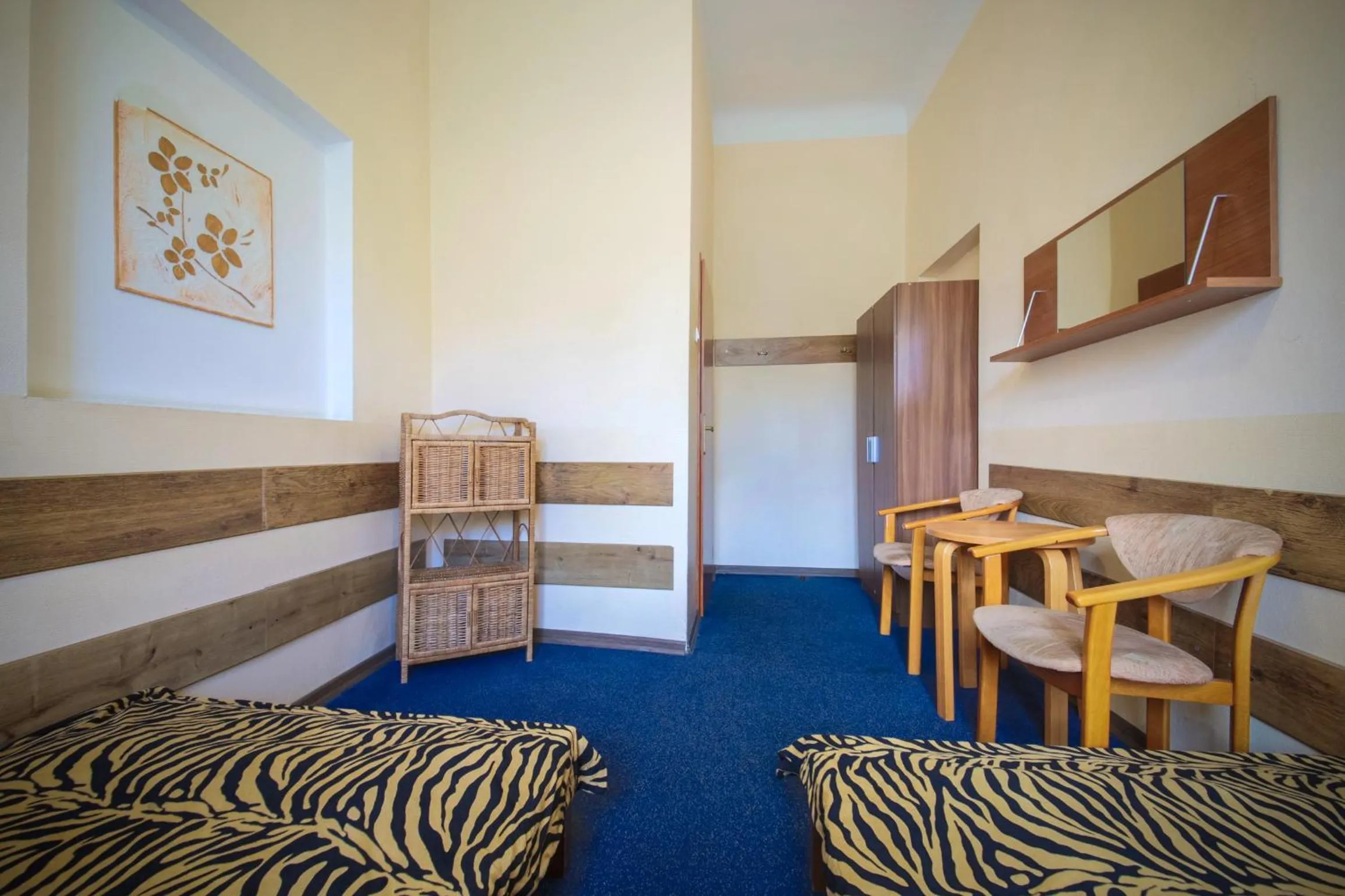 Photo of the whole room, Bed in Red Carpet Hostel