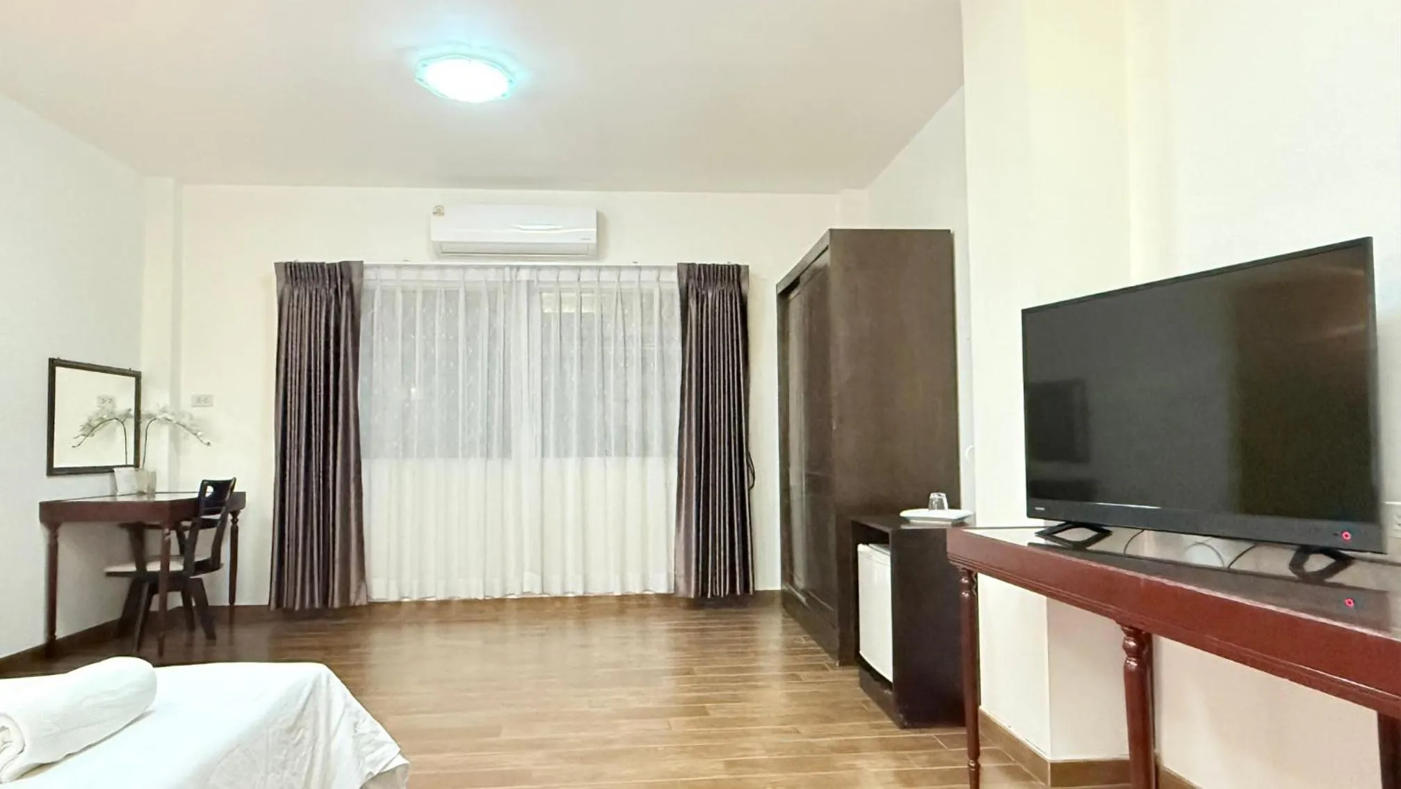 Photo of the whole room, Bed in Issara House Bangkok