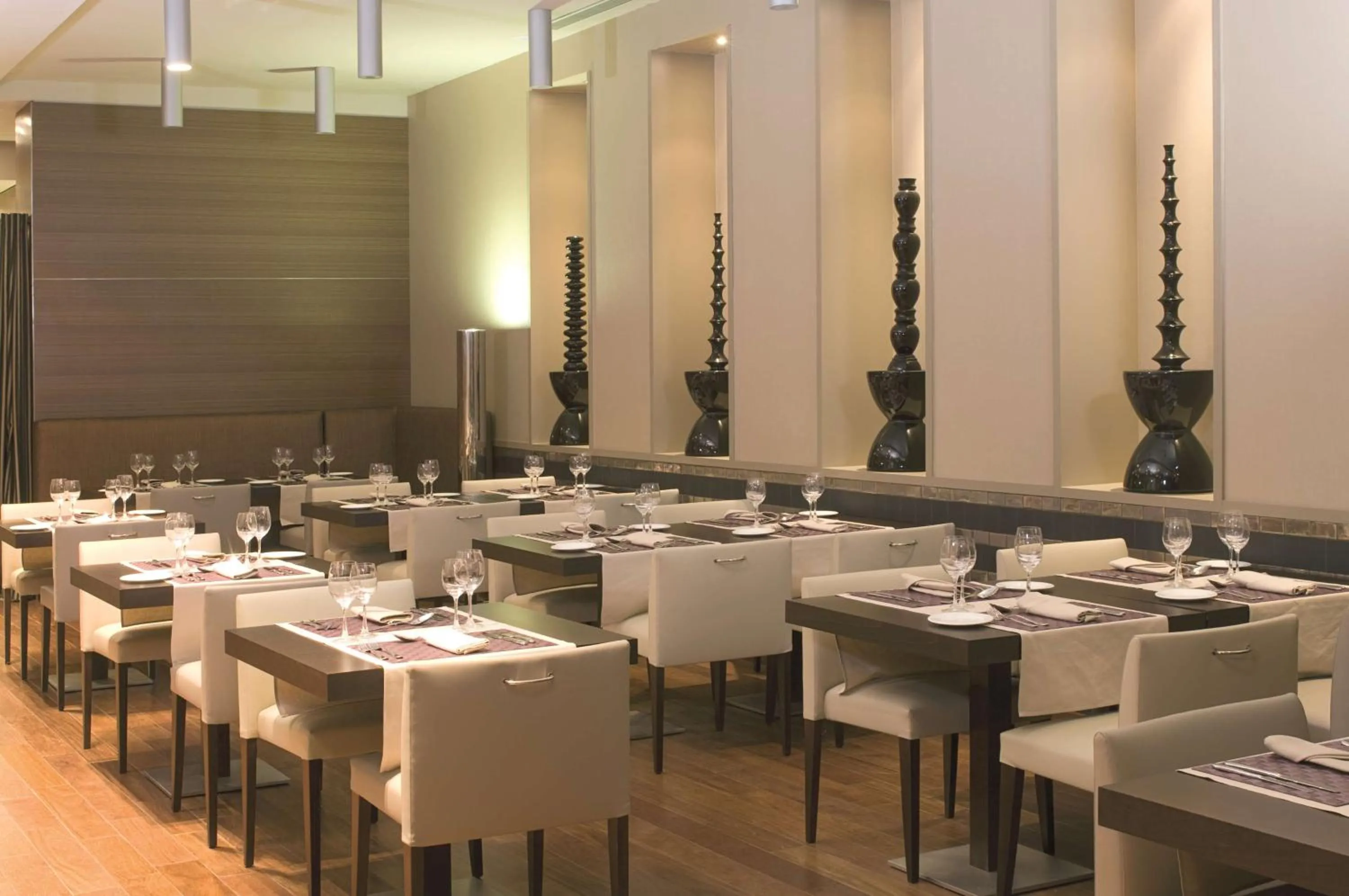 Restaurant/places to eat in Hotel NH Poznan