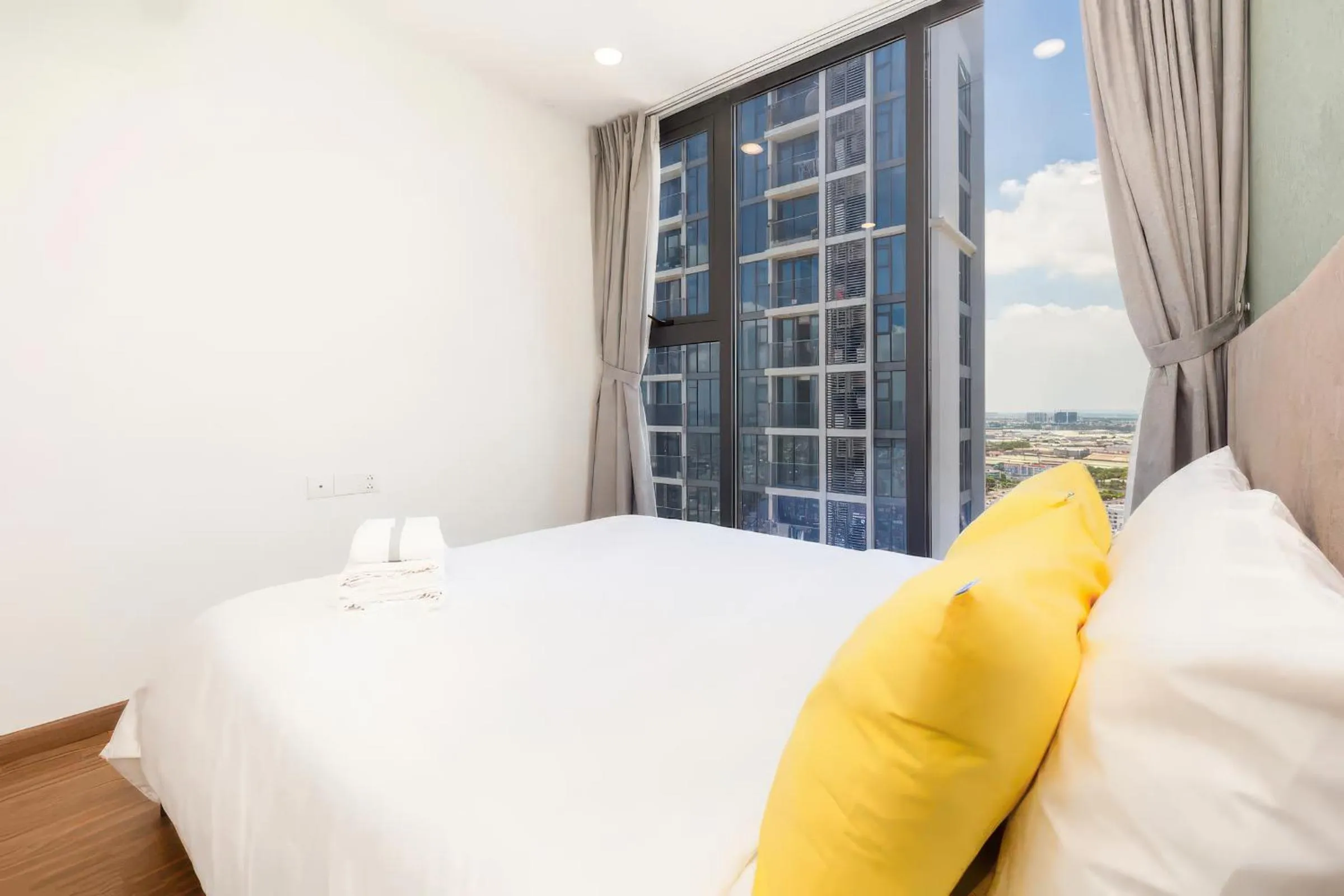 Bed in Eco Green Saigon - Free Gym & Netflix & Pool